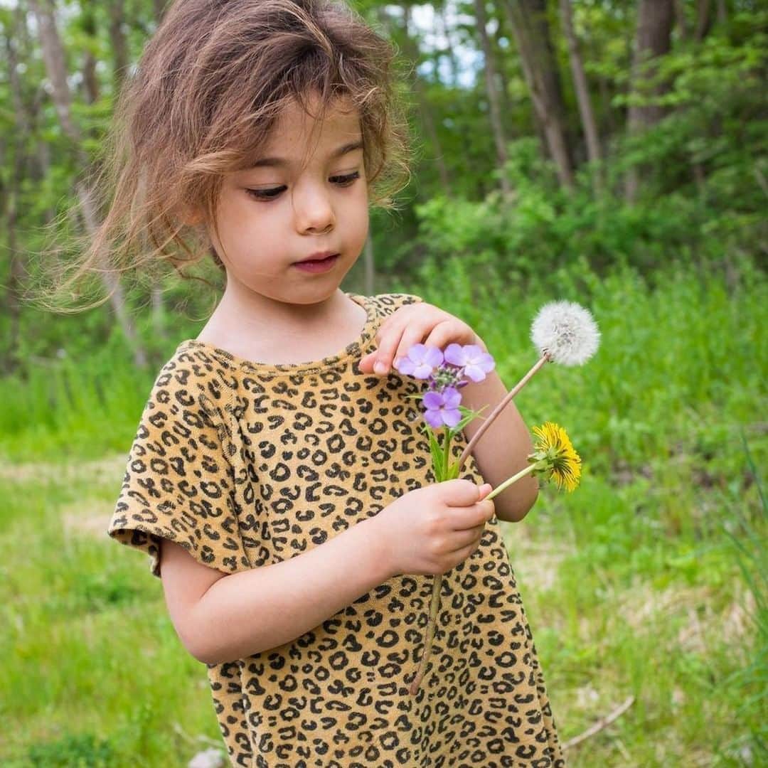 unicefさんのインスタグラム写真 - (unicefInstagram)「What’s your favourite thing about nature? Margot, 4, is making grand discoveries in New York, United States of America, where she has been staying at home with her family to slow the spread of #COVID19. © UNICEF/UNI332461/Bajornas」7月4日 0時45分 - unicef