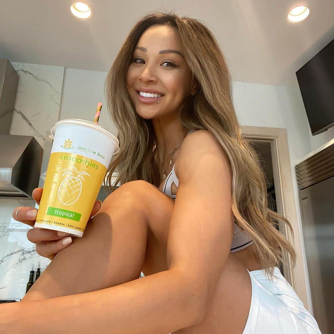 ダニー・リエルのインスタグラム：「SMOOTHIE TIME 🍓🍌🥬🍍🍊 I used to never understand how ppl could have a smoothie as a meal.. I was that hater lol. NOW, I want to blend everything!! I will even blend your soul. Have you ever tried to add a little avocado? It’s so good... go try it and think of me 🙃  🤔 What’s your favourite smoothie combo?? I’m going to pick the best combo from the comments below, and give a S/O in my stories tomorrow!! Be creative, I’m not scared to blend up a burger lol oh no what did I just start」
