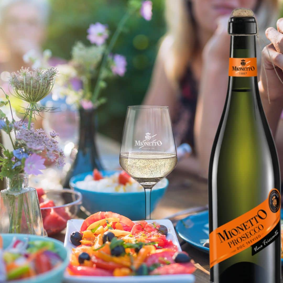 Mionetto Proseccoのインスタグラム：「Le tradizioni hanno un buon sapore: il pranzo della domenica con gli amici di sempre, raccogliere fiori spontanei durante una passeggiata in campagna, sigillare un’ottima bottiglia come si faceva una volta… scopri la storia della tradizionale legatura manuale Spago Collection a questo link 👉 bit.ly/SpagoCollection⁣ ⁣ #mionettoprosecco #mionettoinsieme⁣ ⁣ Bevi Mionetto responsabilmente」