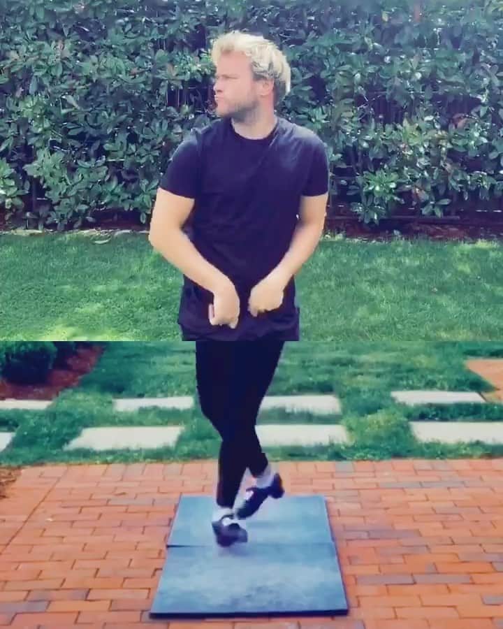 オリー・マーズのインスタグラム：「Dancing my way into the weekend like 🤣🤪💃🏻👌🏻」