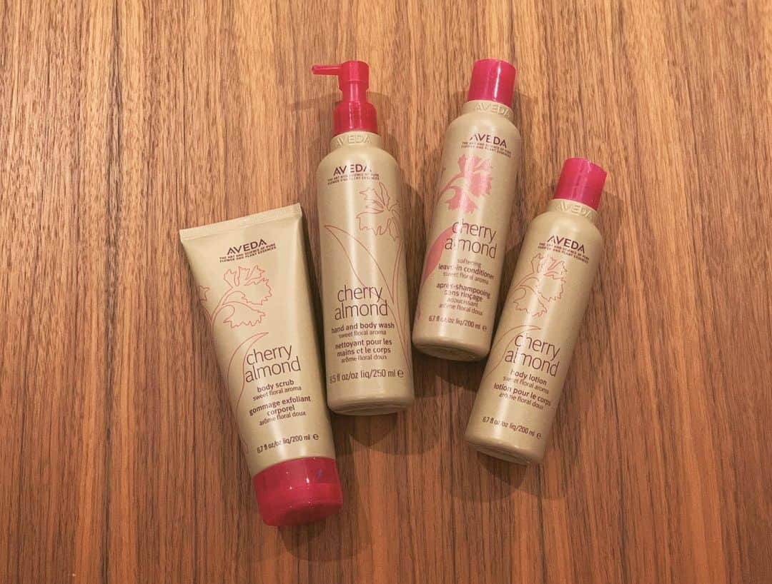 絵美里のインスタグラム：「Body care with Cherry Almond Series🛁🌸  日差しで髪や肌は乾燥し、暑さで疲れも蓄積する時期ですが、このスイートフローラルの香りは心も身体もリラックスしてくれるんです🛁🤍  植物由来の保湿成分が配合されているので、お肌にも優しく、潤いを与えてくれるのも嬉しいポイント🌸  左から ボディスクラブ(週2回使用)、ボディソープ(毎日使用)、洗い流さないヘアトリートメント、ボディローション。  今の時期は雨の日も多く、高温多湿で髪もまとまりにくいので、シャンプー、ヘアトリートメント(写真2枚目)はしっとりまとまり易いアイテムを愛用しています！ これを使うとだいぶ違います🧖‍♀️ . . . . . . . #aveda  #bodycare  #アヴェダ  #チェリーアーモンド」