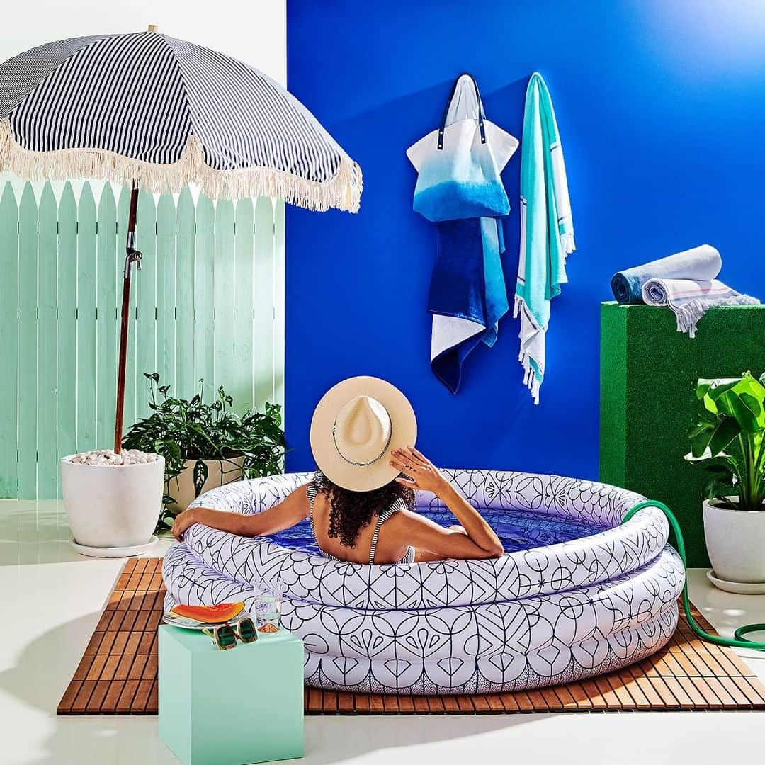 Bloomingdale'sさんのインスタグラム写真 - (Bloomingdale'sInstagram)「This #July4th weekend it's all about BYOP: Bring Your Own Pool 😂 Tag someone who needs this setup!  . . . . . . #PoolDays #SummerFeels #KiddiePool #PatioDecor #Bloomingdales」7月4日 1時00分 - bloomingdales