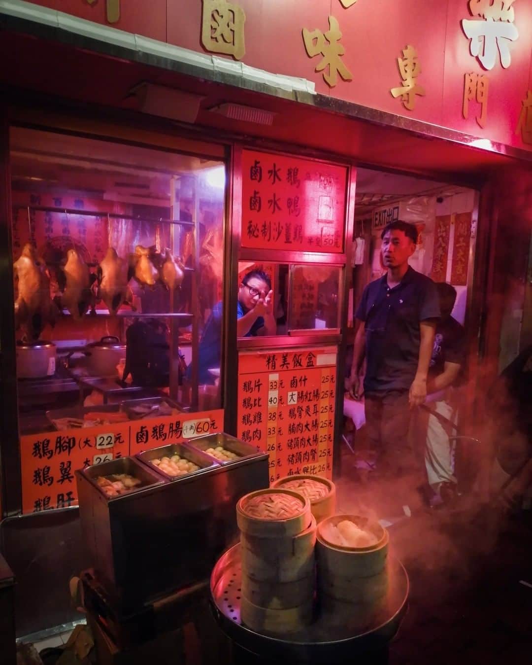 National Geographic Travelさんのインスタグラム写真 - (National Geographic TravelInstagram)「Photo by Robbie Shone @shonephoto  Steamed delights on the streets of Hong Kong. This city comes alive at night. I always enjoy wandering around, hunting down where the locals eat. You learn so much more about the place you are in that way.」7月4日 1時06分 - natgeotravel