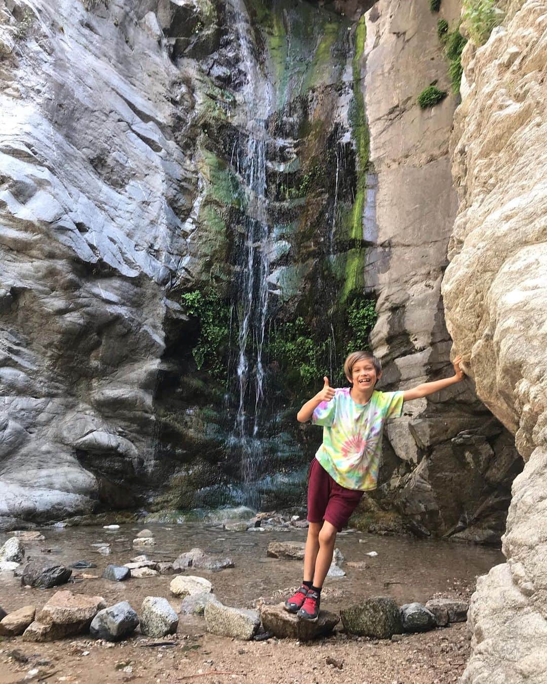 オータム・リーザーのインスタグラム：「Since our summer vacation plans were scrapped, I’ve been doing my best to find and create summer adventures around our own city. This short hike to a waterfall in the Angeles National Forest was shady with lots of small creek crossings — perfect for exploring with kids! Looking for more, so let me know if you have any favorite day hikes near Los Angeles to recommend!」