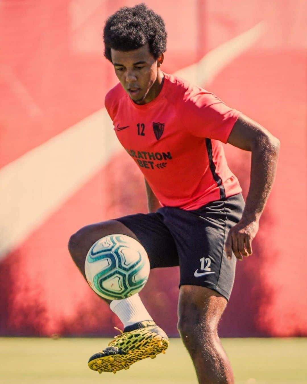 セビージャFCさんのインスタグラム写真 - (セビージャFCInstagram)「1️⃣2️⃣⚡️ #vamosmiSevilla #WeareSevilla #training」7月4日 1時03分 - sevillafc