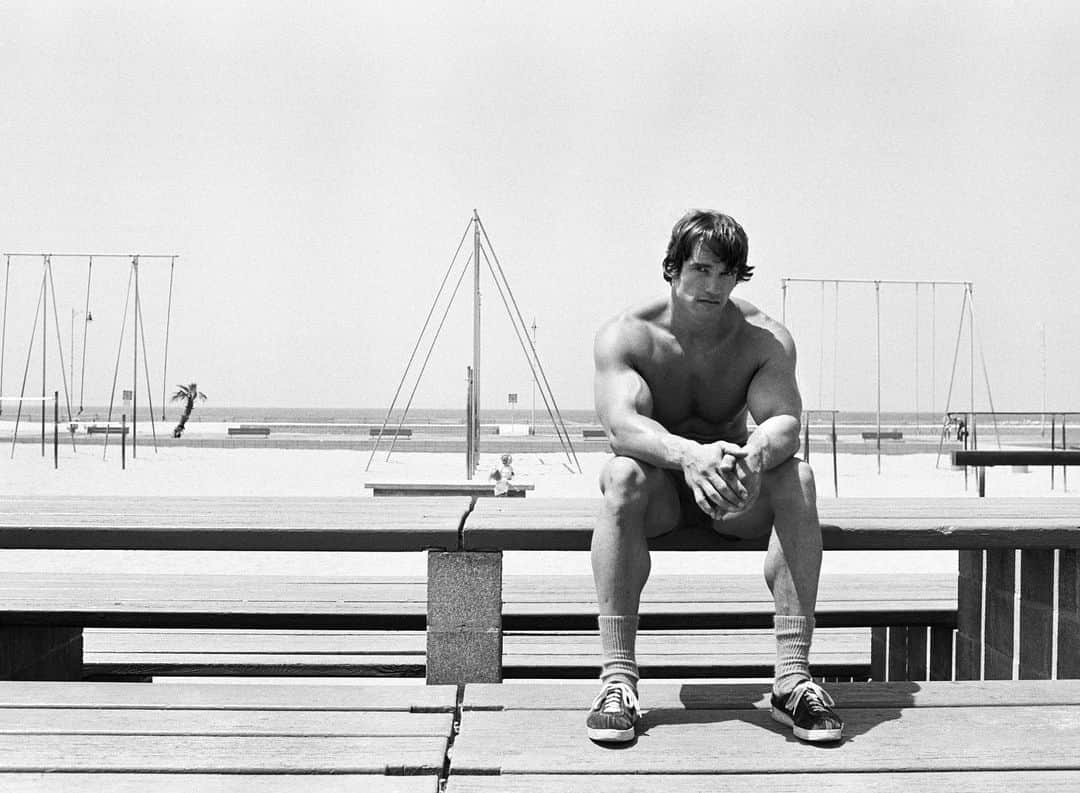 アカデミー賞さんのインスタグラム写真 - (アカデミー賞Instagram)「Flashback Friday to Arnold Schwarzenegger at Muscle Beach in Venice, California (1976). - Photography by Michael Childers」7月4日 1時04分 - theacademy