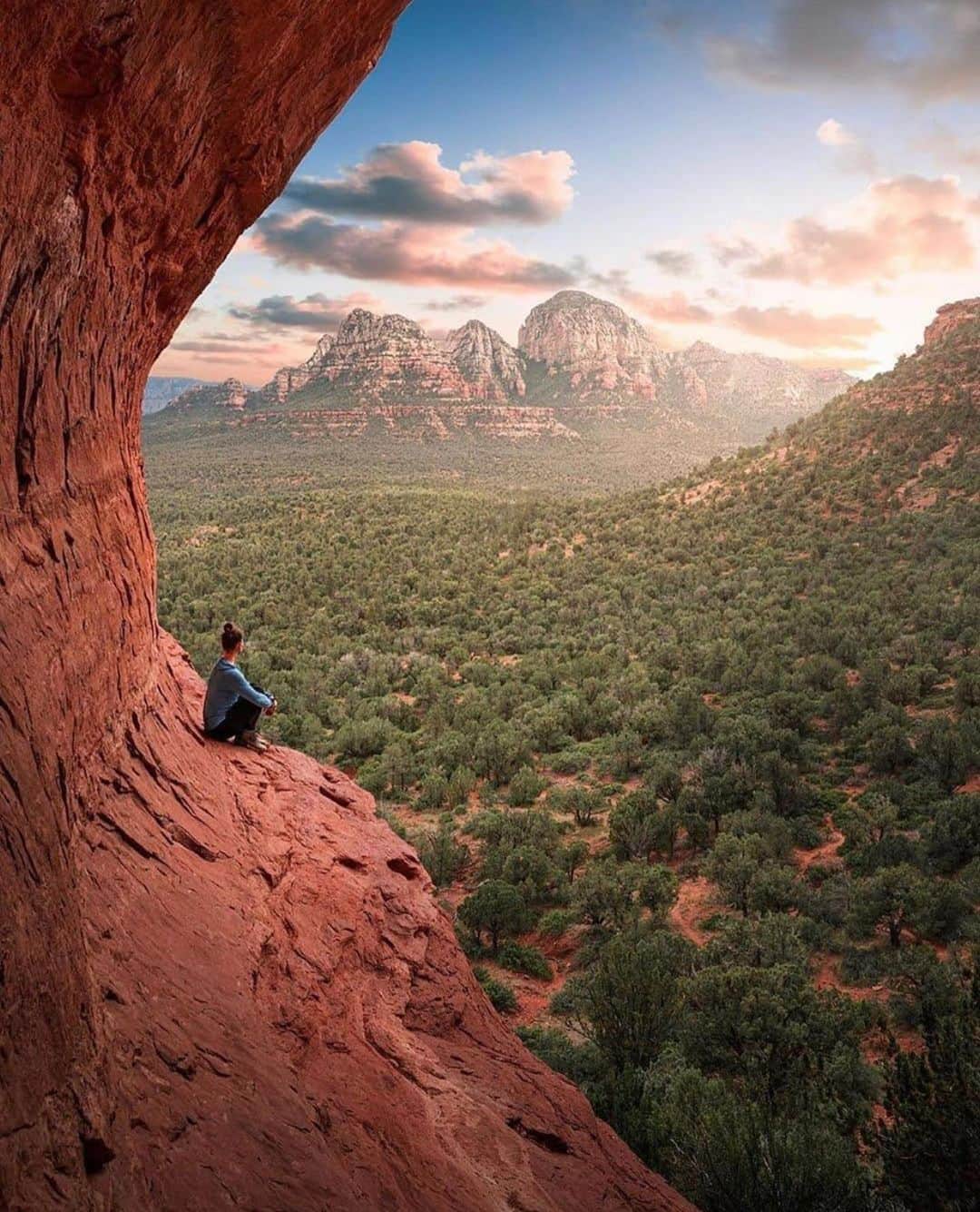 Earth Picsさんのインスタグラム写真 - (Earth PicsInstagram)「Sedona Arizona 🏜 photo by, @v_outdoors.」7月4日 1時04分 - earthpix