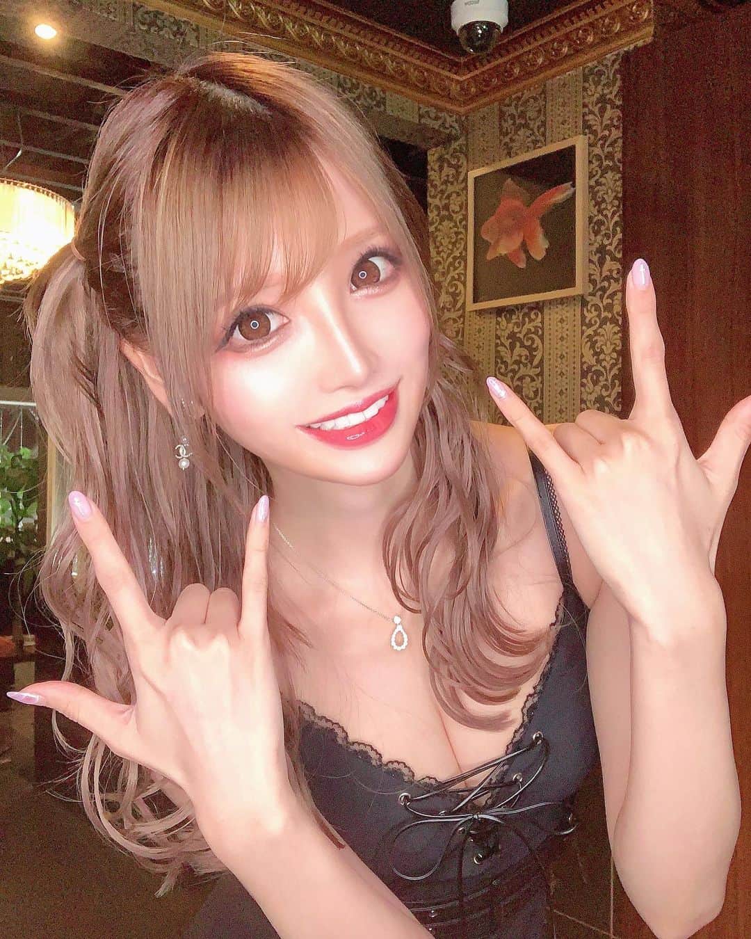 のインスタグラム：「いぇーい😜♥️♥️♥️🤟  先月は8日間で1位でした🥰💕💎  みんなのおかげで人生楽しい〜😆♥️♥️♥️⭐️ 私の顔立ててくれるお客様ほんと神🥺💓🍀そういう人がだいすき🥰♥️⭐️  今仲良しの人はこのままずっと仲良くしたいし、新規の人もどんどん仲良くなりたいので来て欲しいな〜🥰💕💕💕💎✨  コロナ増えてきたし今月いつから出勤しようかな〜( ˊ꒳ˋ ) ᐝ♬︎♡  コロナじゃなかったらいつでもお店にいる人になりたいけど🥺💕💎 なかなかできない！！！泣  #ハーフアップ#ハーフアップアレンジ #片側アップ#巻き髪#ウェーブヘア #エクステ#シールエクステ#ミサミサ#キャバ嬢#歌舞伎町#歌舞伎町キャバ嬢 #歌舞伎町now #桜咲乃愛#黒ドレス#編み上げ#かわいい#lock#我儘聞いてくれる人が好き#艶メイク#きらきら大好き」