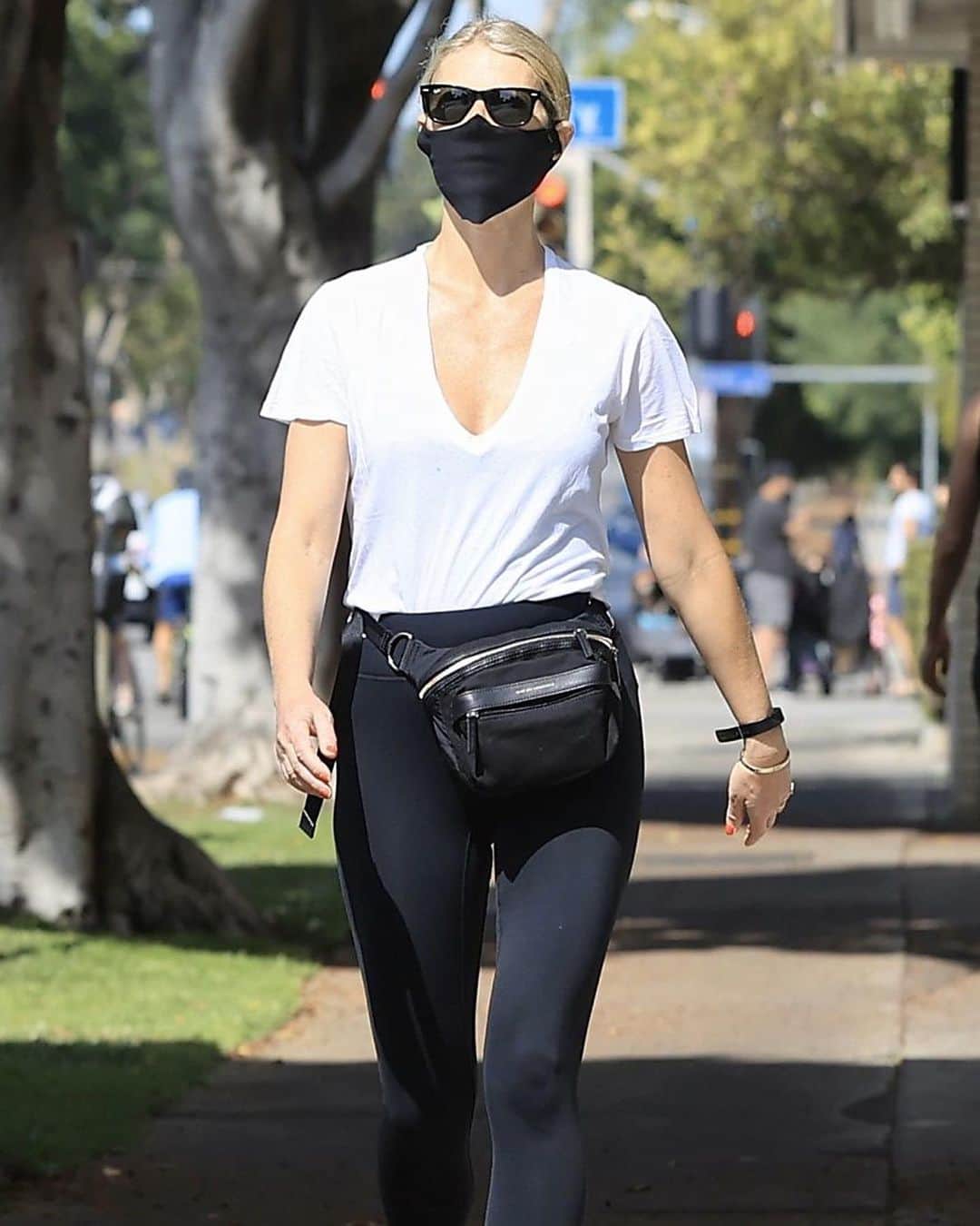 ウォントのインスタグラム：「A brief respite from the busy day. @gwynethpaltrow takes her Tacoma waist pack out on her daily walk.  #wantlesessentiels #worldofwant」