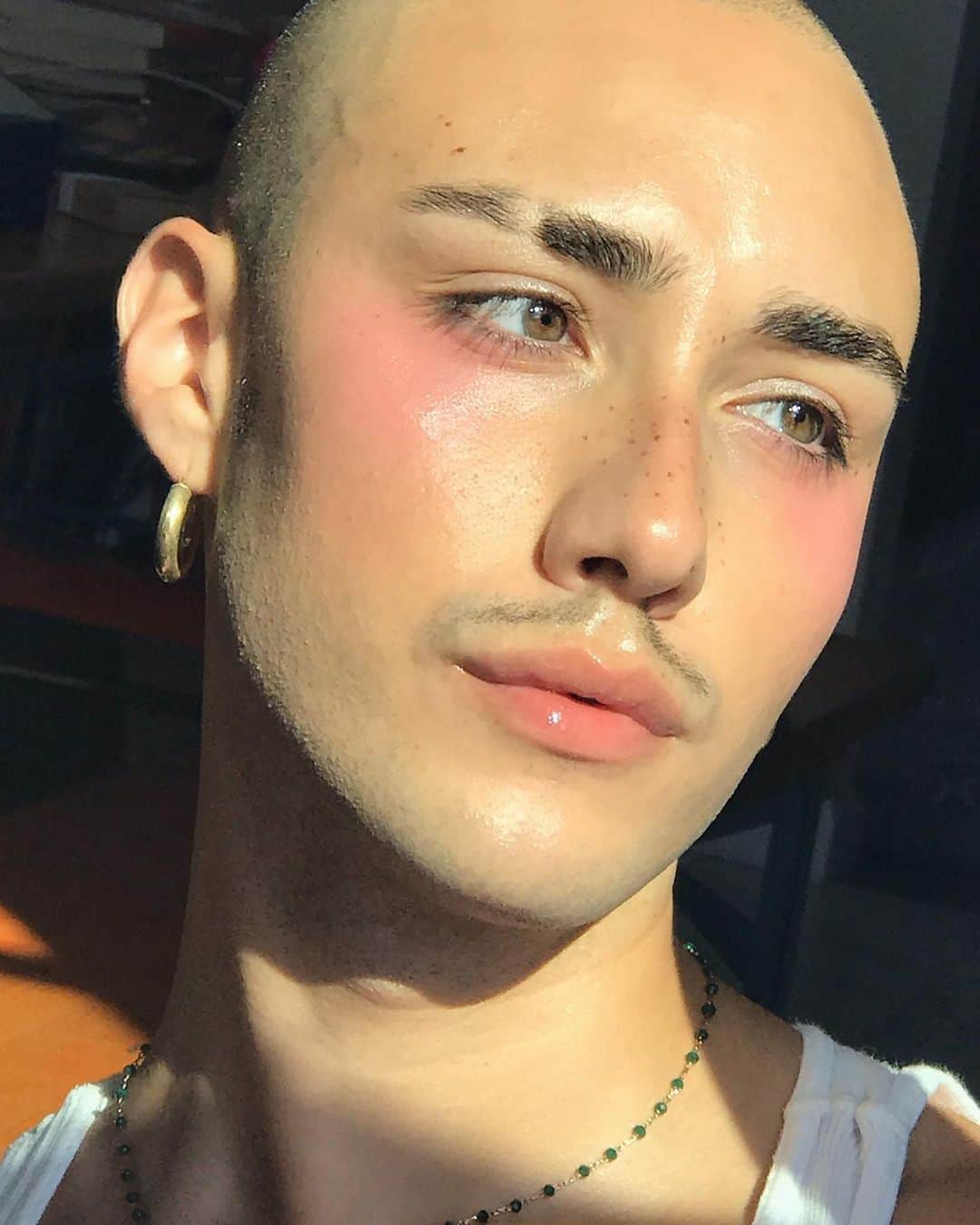 Urban Outfittersさんのインスタグラム写真 - (Urban OutfittersInstagram)「Speaking about Pride this year, makeup artist @marcelogutierrez shares ways he celebrates those around him—not just now, but always: “Protect those who need help and let everyone know that they’re not alone.”」7月4日 1時12分 - urbanoutfitters