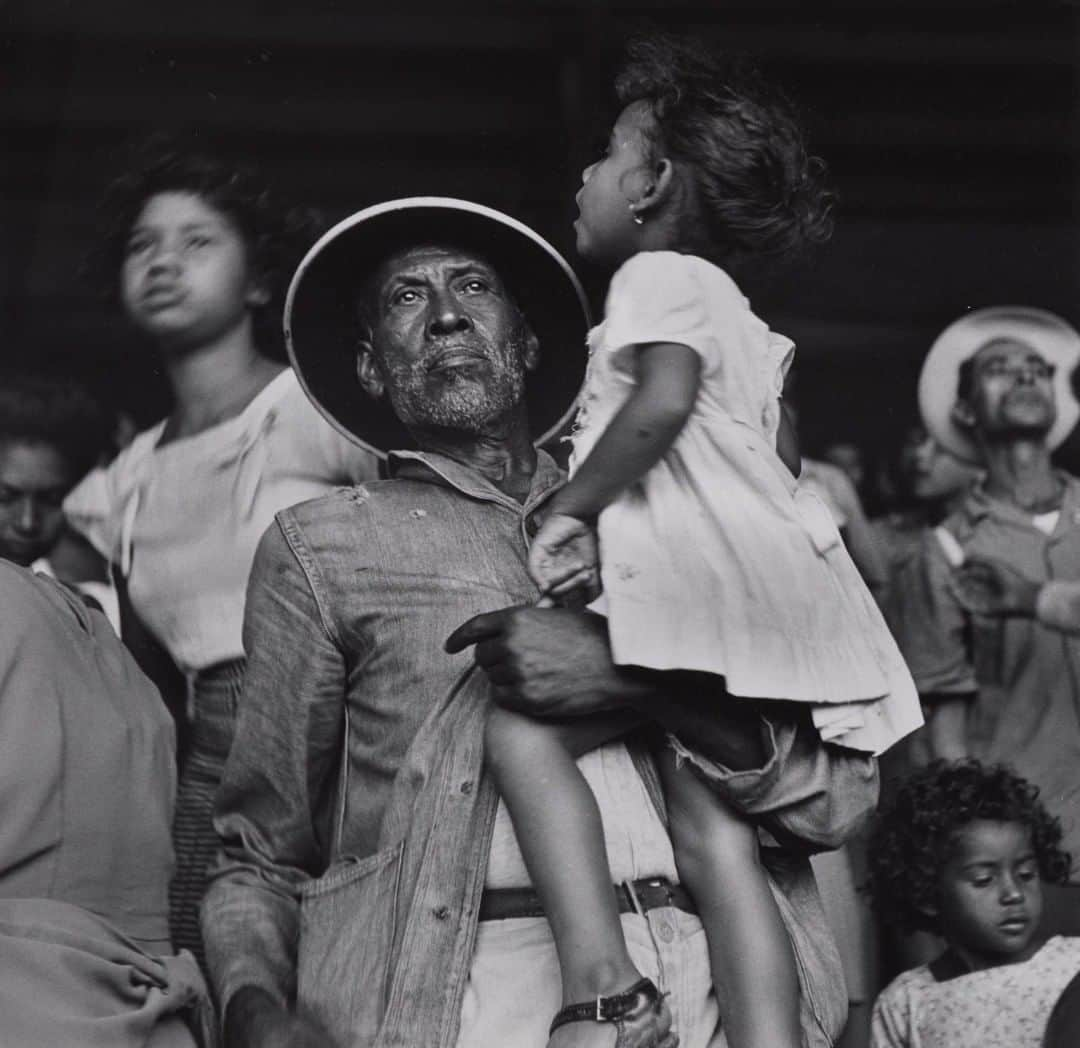 フィラデルフィア美術館さんのインスタグラム写真 - (フィラデルフィア美術館Instagram)「Gordon Parks was a self-taught photographer who learned by studying the Depression-era photographs that he saw in popular magazines of the 1930s. In the 1940s, Parks became "Life" magazine’s first African American staff photographer, and he published "Flash Photography," one of the first comprehensive books devoted to this subject. In this photograph, we are presented with an unposed group of individuals whose attention is focused above and behind the photographer. While many of the moving figures are out of focus, the man at center stands perfectly still, and the flash illuminating the sharp arc of his hat brim draws our attention to his fixed stare.  "Untitled, Puerto Rico," 1949, by Gordon Parks © Gordon Parks Foundation」7月4日 1時23分 - philamuseum