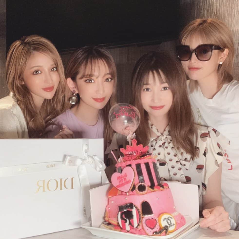 清水彩子のインスタグラム：「大好きな皆が誕生日お祝いしてくれました🎂❤️  @kanaxxy_0421  @mutoshizuka0204  @yunkoro519   今年は諦めてたからとっても幸せで嬉しかったぁ❤️可愛いケーキにプレゼント🎁までありがとう~😭❤️  話の波長が合う人との時間はあっという間⏳  今と言う時間を大切にしよって改めて思わされました❤️  #お誕生日 #佳那恵ちゃんと同じ日 #プレゼント交換🎁w #皆大好き❤ #皆可愛い❤️」