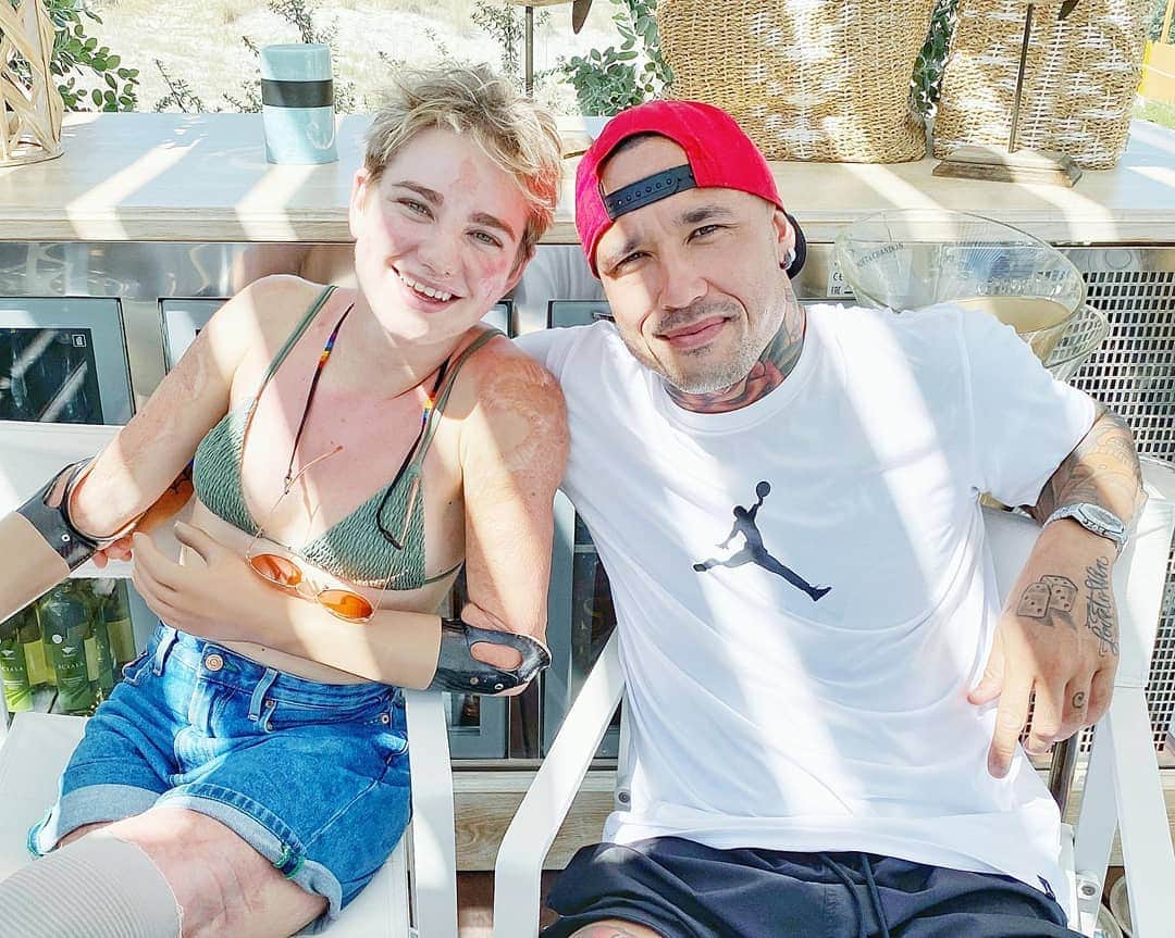 ベアトリーチェ・ヴィオのインスタグラム：「Weekend in Sardegna: primo sole, primo mare e pranzetto con Radja 💕 @radja_nainggolan_l4」