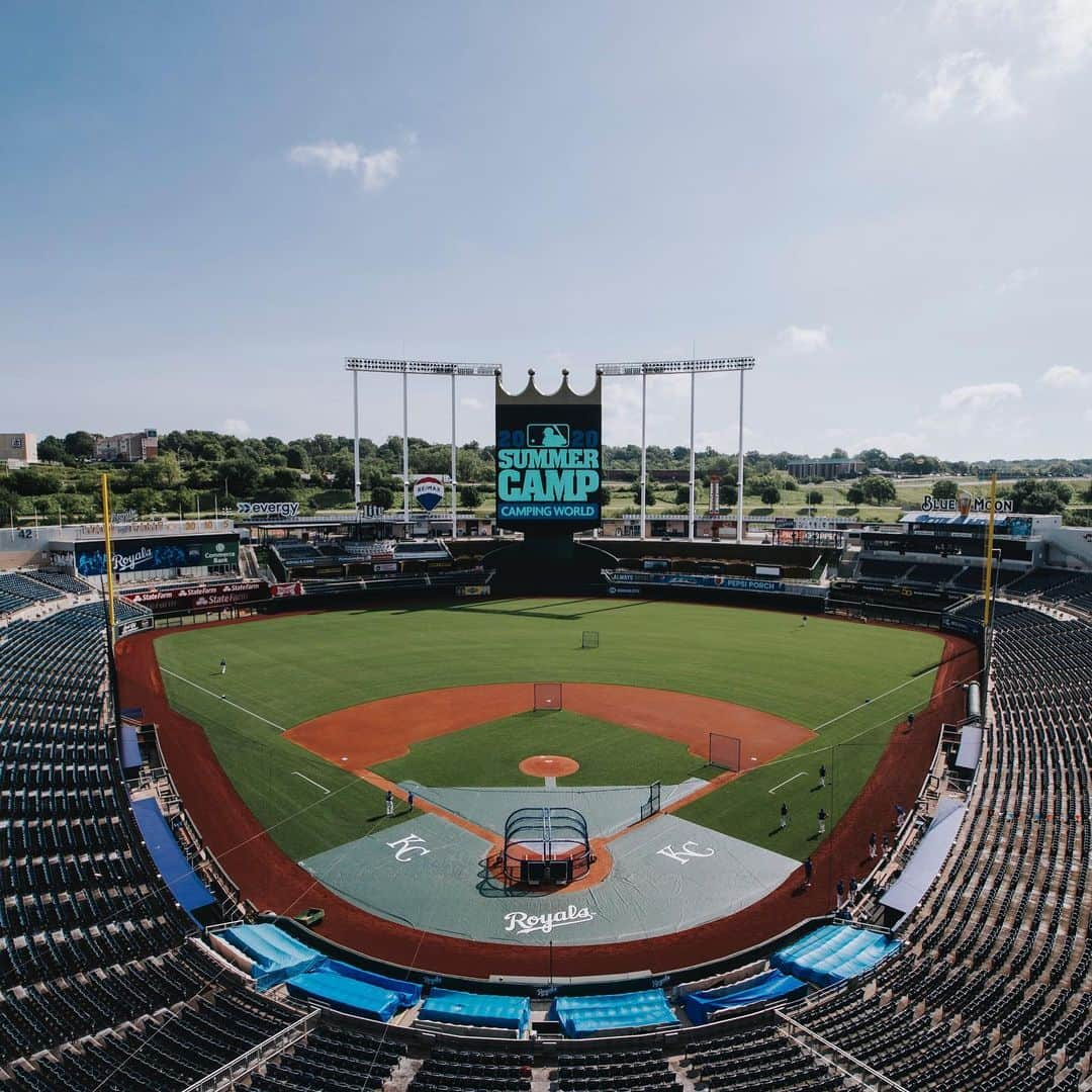 カンザスシティ・ロイヤルズさんのインスタグラム写真 - (カンザスシティ・ロイヤルズInstagram)「Beautiful day for baseball. 😍 #AlwaysRoyal」7月4日 1時40分 - kcroyals