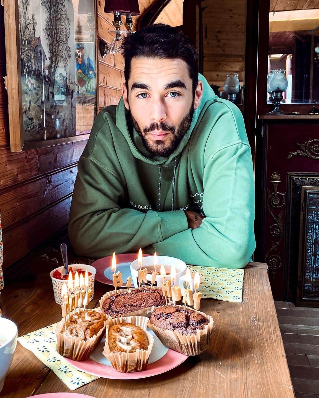NICOLAS SIMOESのインスタグラム：「Cutest birthday weekend ever 🖤 #birthdayboy」