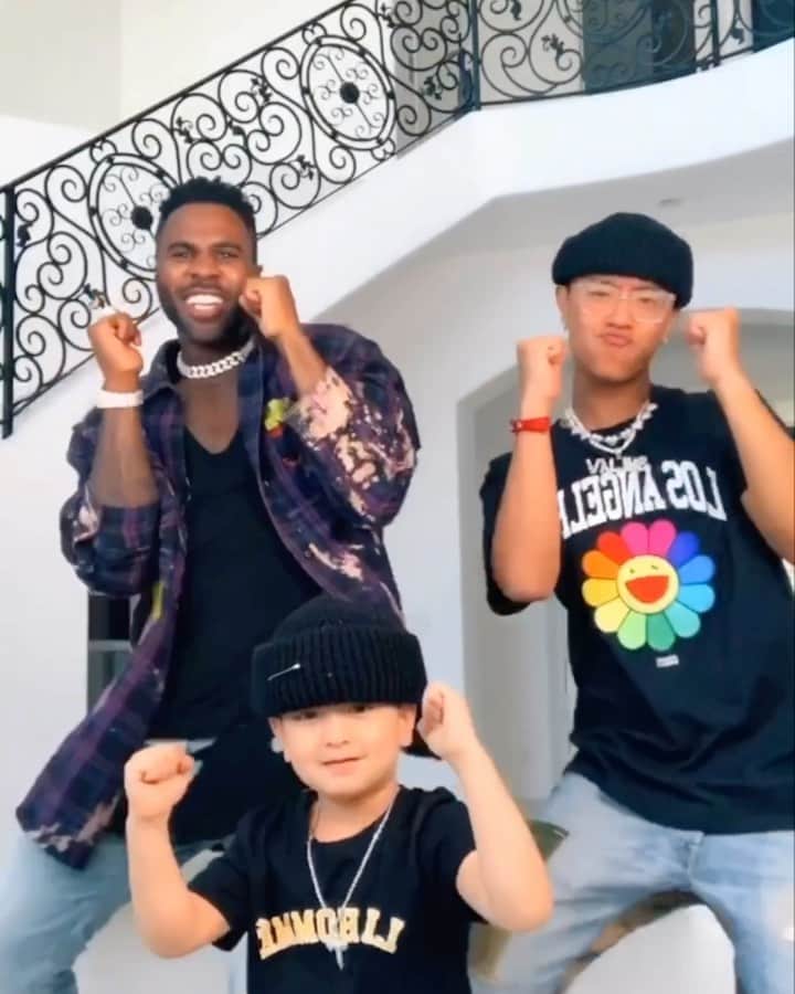 ジェイソン・デルーロのインスタグラム：「CONO OUT EVERYWHERE NOW w/ @purionthebeat @jhorrmountain 🔥🙌🏾 @justmaiko @itsjonathanle」