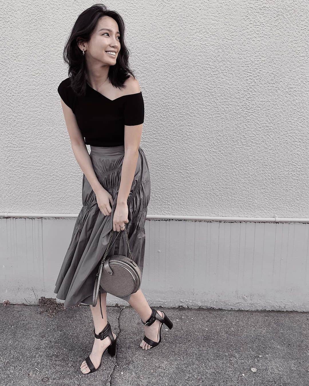 吉田愛璃さんのインスタグラム写真 - (吉田愛璃Instagram)「. . black ✖︎ khaki  2枚目にタグ付けたよ🏷  #ootd #私服 #大人コーデ #スカートコーデ #ワンショルダー #silveraccessory #khaki #black #きちんと感」7月3日 16時43分 - eriyoshida0314