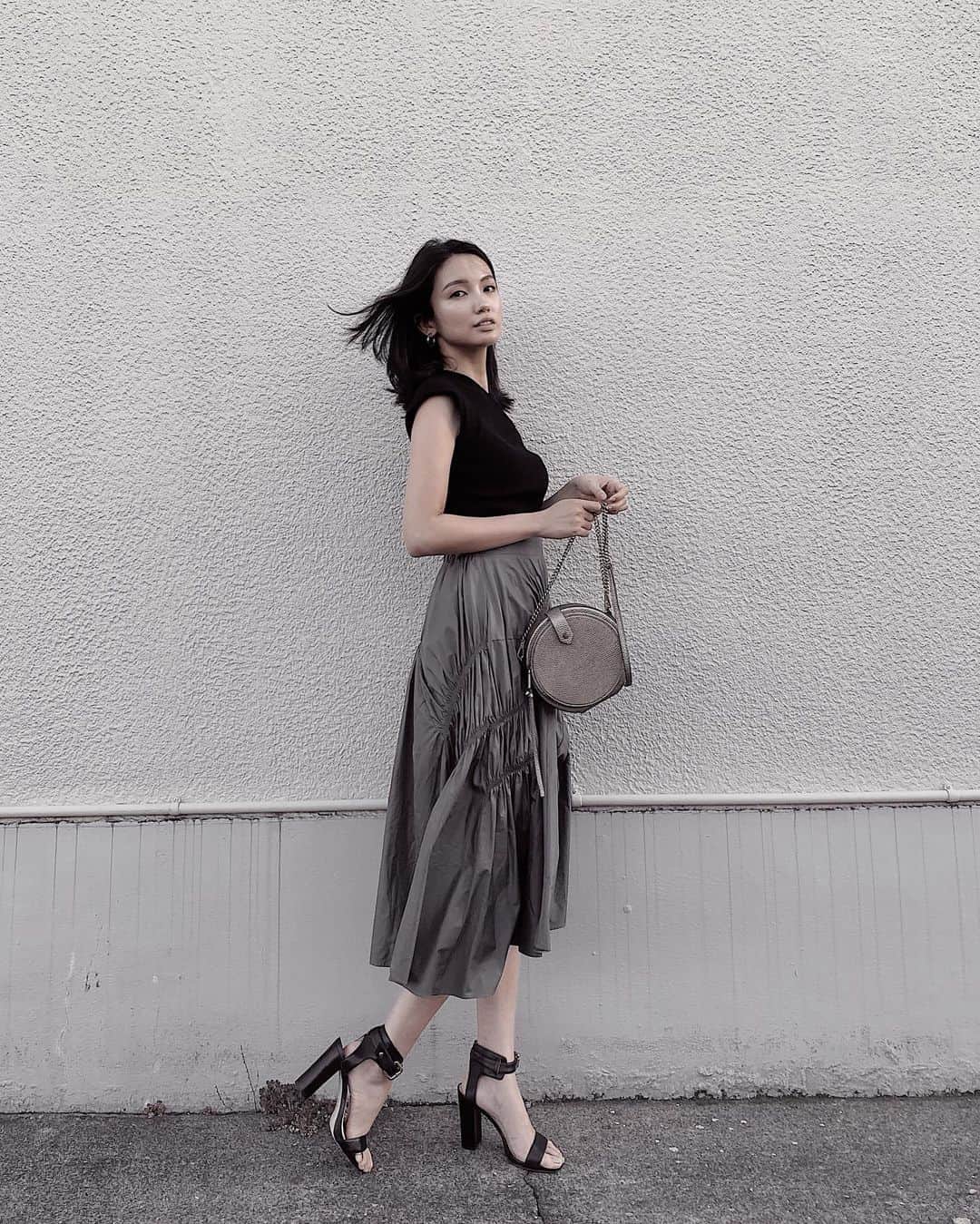 吉田愛璃さんのインスタグラム写真 - (吉田愛璃Instagram)「. . black ✖︎ khaki  2枚目にタグ付けたよ🏷  #ootd #私服 #大人コーデ #スカートコーデ #ワンショルダー #silveraccessory #khaki #black #きちんと感」7月3日 16時43分 - eriyoshida0314