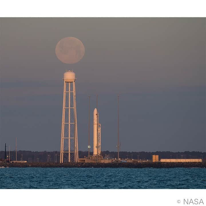 アメリカ大使館さんのインスタグラム写真 - (アメリカ大使館Instagram)「月🌝とロケット🚀 . 🇺🇸NASAによる国際宇宙ステーション🛰への契約貨物補給ミッションに出発を待つロケット🚀ノースロップ・グラマンカーゴ(Northrop Grumman Cargo) ミッションです。 この📸は、13回目の契約貨物補給任務の時のもの。 契約貨物補給任務とは、科学の研究物質、乗員の補給品、更には車両ハードウェアを軌道研究所とその乗組員に届けているのです🔬📦 . #usa #america #studyabroad #livinginamerica #aerospace #moon #rocket #sky #magichour #spacemission #cargo #アメリカ #アメリカ生活 #留学 #宇宙 #宇宙工学 #月 #打ち上げ #貨物 #ロケット #マジックアワーの空 #機体 #科学 #国際宇宙ステーション #宇宙と出会う金曜日 #nasa #photooftheday」7月3日 16時57分 - usembassytokyo