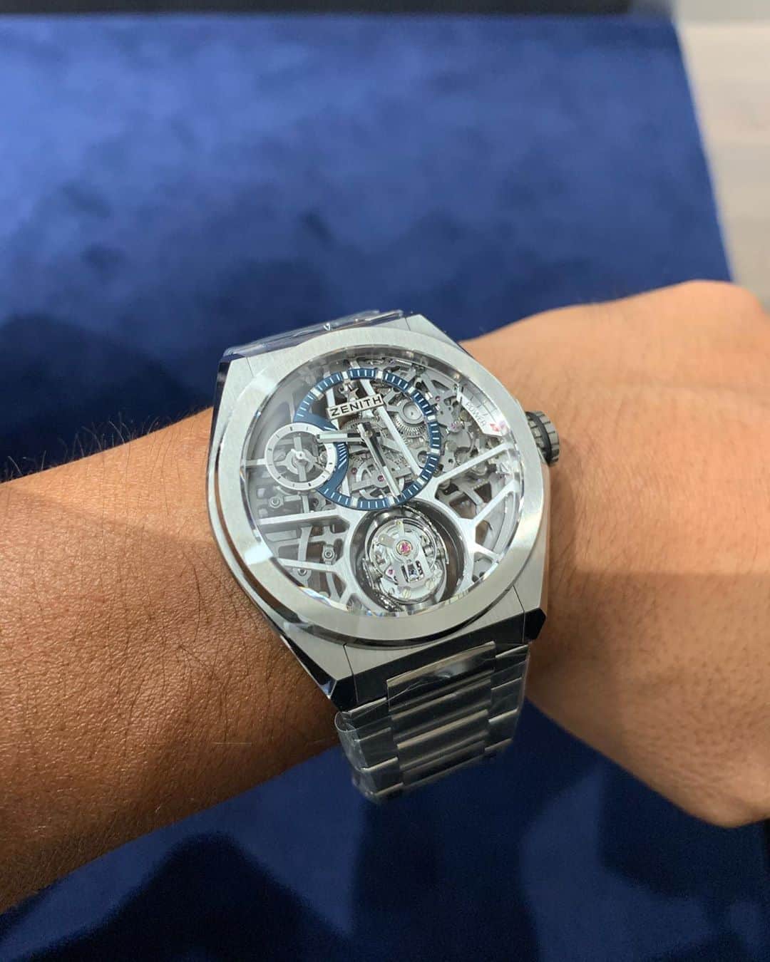 小平智のインスタグラム：「スポンサーしていただいてる、ZENITH（ゼニス）さんが銀座の並木通りにオープンしたので行ってきました(^^) 皆さんも行ってみてね👍 この時計はトゥールビヨン！値段は1188万円。 僕も真木さんみたいに買えるように頑張ろう💪笑 @zenithwatches  #ZENITH #ZENITHWATCHES #銀座 #並木通り #オープン #アンバサダー #小平智 #元マネージャー #真木敦 #取締役事業部長」