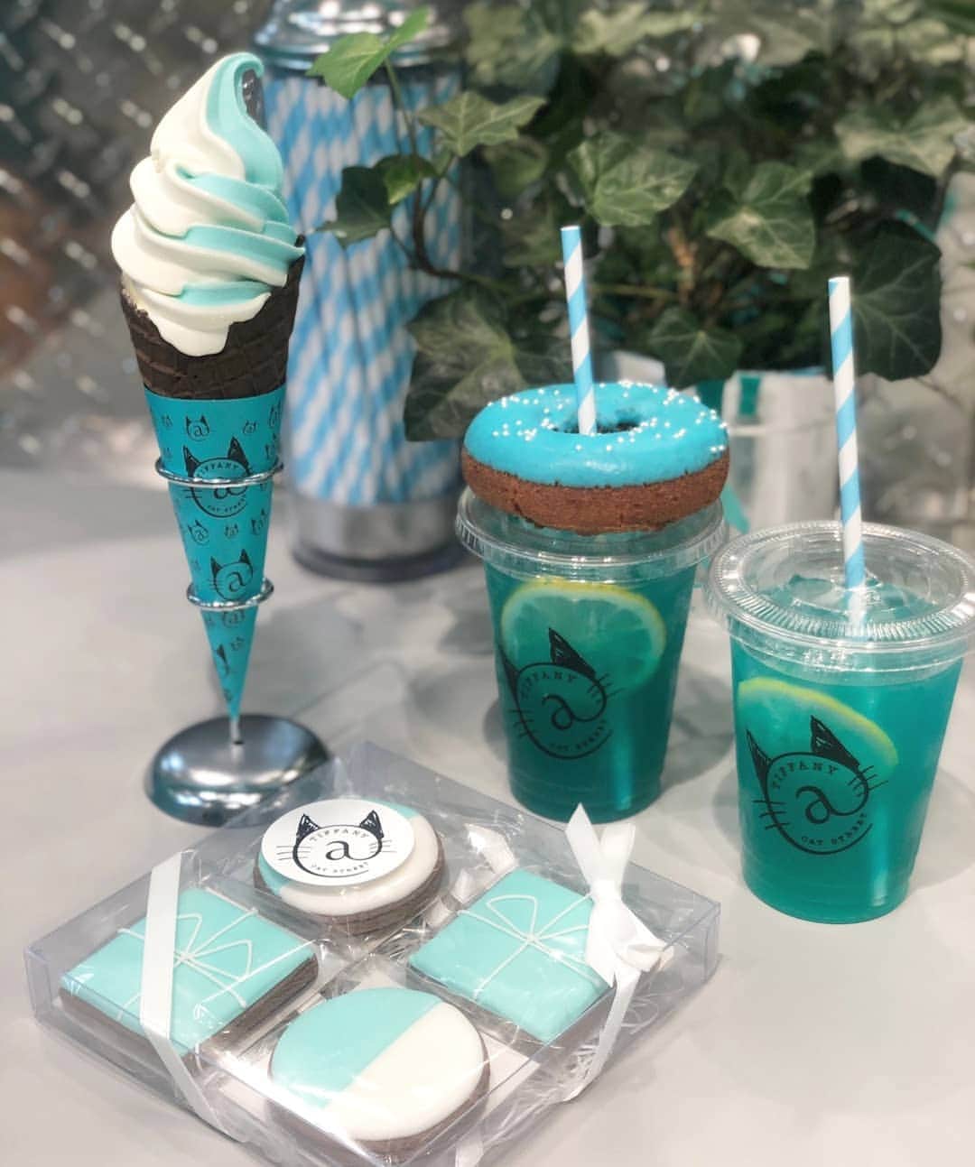 杉山由紀子のインスタグラム：「TIFFANY CAFE  @cat street * みなみ、そよかと💗💗💗 * いまの時期だからなのか！？ 空いてました(^^) * * * #TIFFANY #tiffanycafe #ティファニー #原宿 #キャットストリート #映え #かわいい #限定 #期間限定」