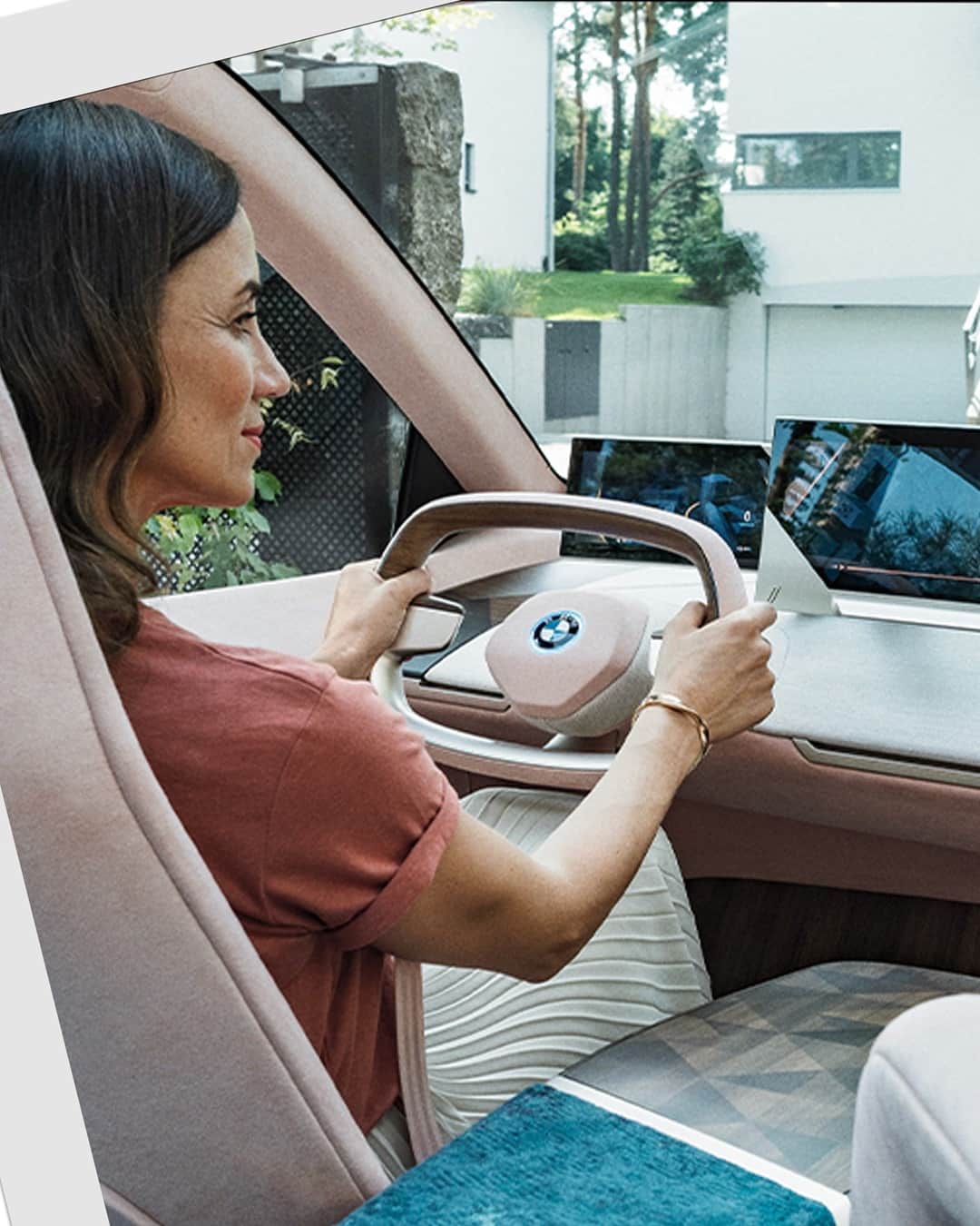 BMWさんのインスタグラム写真 - (BMWInstagram)「A world in the world. The BMW Vision iNEXT. #BMW #iNEXT #MyFavoriteSpace #Connected #BornElectric @BMWi」7月3日 16時55分 - bmw