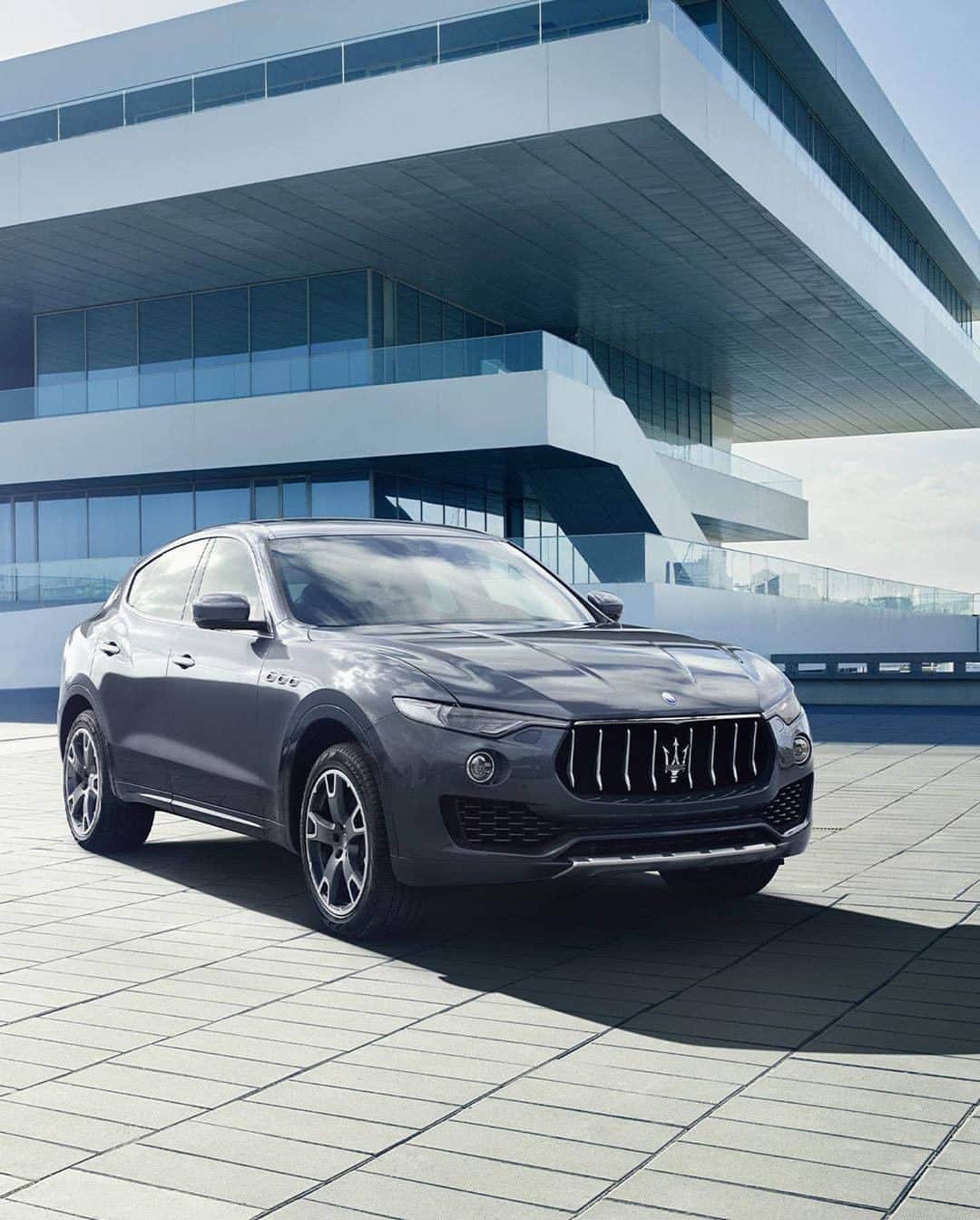 Maserati Japan | マセラティ ジャパンのインスタグラム：「路面を厭わない驚異的なパワー。 マセラティの真髄を秘めたるSUV、それがレヴァンテ。  #Maserati #マセラティ #MaseratiJapan #マセラティジャパン #Levantetrofeo #レヴァンテトロフェオ」