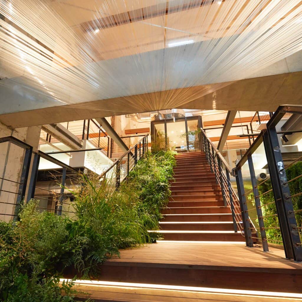 Warehouse TERRADA 寺田倉庫のインスタグラム：「一歩足を踏み入れると、正面に大きな階段が。  B&C HALLは、運河を臨む2階建てのイベントスペースです。 この独特な構造を最大限に活かし、世界的ブランドの新作発表会や展覧会、ファッションや音楽の撮影等、クリエイティブな場面でも多く利用されています。  #寺田倉庫 #warehouseterrada #天王洲アイル #天王洲 #tennoz #キャナルイースト #運河 #canal #ボードウォーク #ボンドストリート #event #イベントスペース #大階段 #Fashion #art #photoshooting」