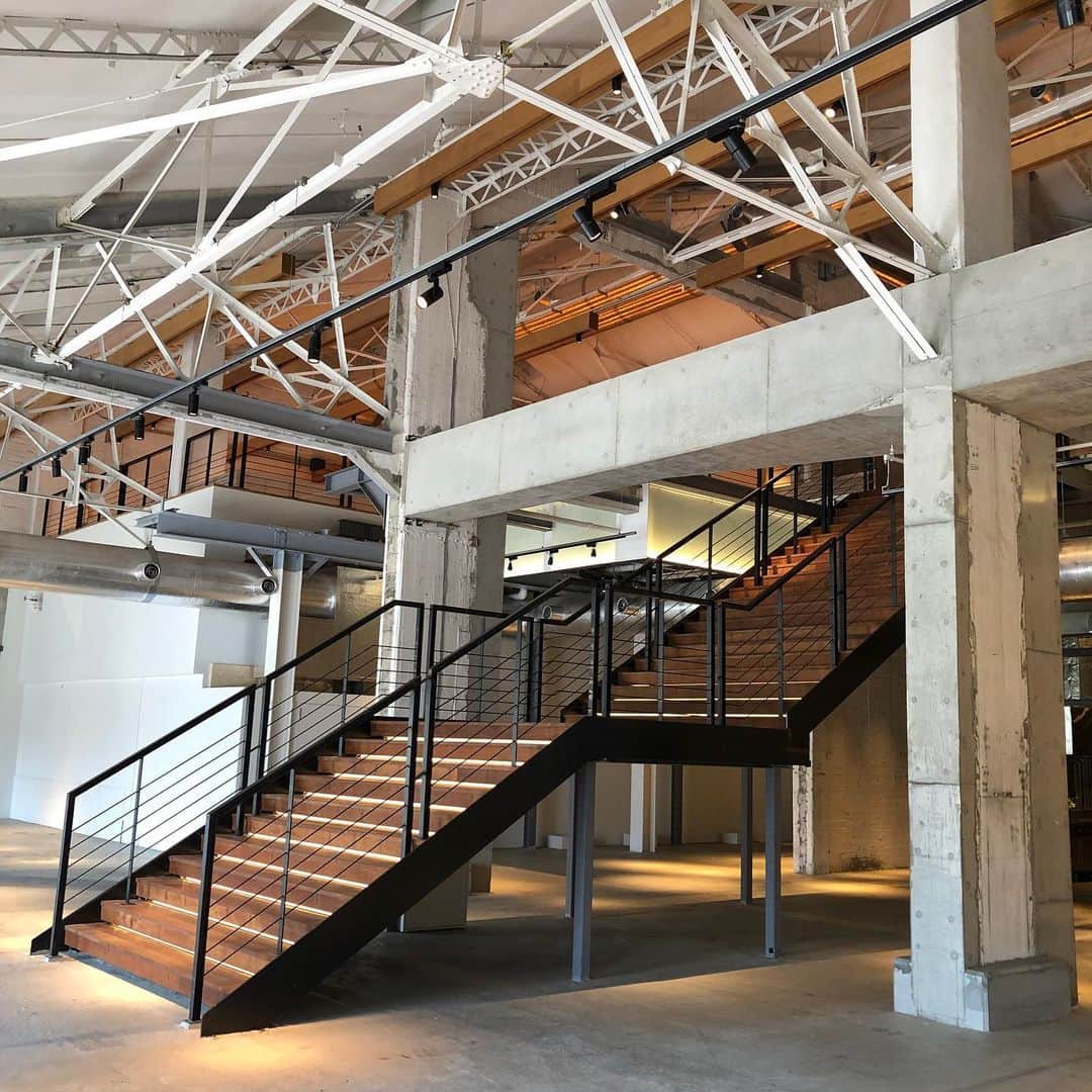 Warehouse TERRADA 寺田倉庫さんのインスタグラム写真 - (Warehouse TERRADA 寺田倉庫Instagram)「一歩足を踏み入れると、正面に大きな階段が。  B&C HALLは、運河を臨む2階建てのイベントスペースです。 この独特な構造を最大限に活かし、世界的ブランドの新作発表会や展覧会、ファッションや音楽の撮影等、クリエイティブな場面でも多く利用されています。  #寺田倉庫 #warehouseterrada #天王洲アイル #天王洲 #tennoz #キャナルイースト #運河 #canal #ボードウォーク #ボンドストリート #event #イベントスペース #大階段 #Fashion #art #photoshooting」7月3日 17時00分 - warehouse_terrada