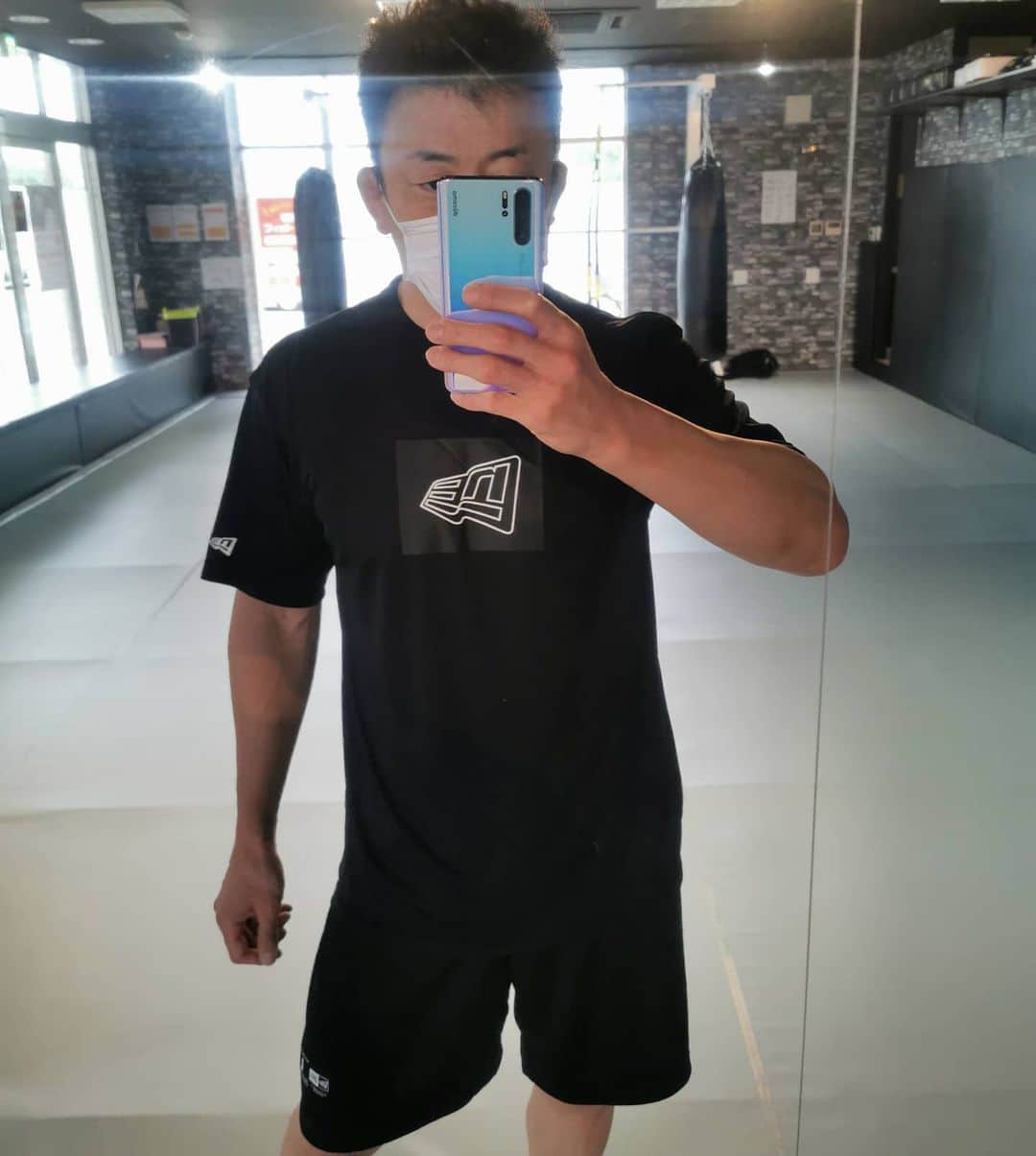 のインスタグラム：「NEW ERAの新しいトレーニングウェアが来てテンションアップ！！！ 軽くて通気性も良くて最高です✌ Tシャツは https://t.co/birWE9x3Hn ハーフパンツは https://t.co/AHsj3Bk7vB 俺はLサイズ！！！ #NewEra #つくば #フィットネス #ダイエット #キックボクシング #格闘技 #ストレス発散 #運動不足解消 #初めての人のための格闘技フィットネス #並木 #並木ショッピングセンター #土浦 #茨城県 #フィットネスジム #格闘技フィットネス #FightBoxFitness #FBF #ファイトボックスフィットネス #川尻達也 #RIZIN #UFC」