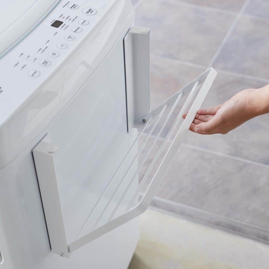 yamazaki_japanさんのインスタグラム写真 - (yamazaki_japanInstagram)「お風呂あがりの一時置きに便利！「洗濯機横マグネット折り畳み棚 タワー」のご紹介です。 . マグネットで洗濯機の正面や側面に簡単取付！ つい洗濯機の上に置いてしまう、お風呂上りに使いたいバスタオルや着替えを一時置きできる便利な棚です◎ . 曲面にも貼り付けられる構造になっているので、湾曲した洗濯機の正面にも貼り付けられます。 使わない時は折りたたんで、奥行約4cmになるスリム設計で、邪魔になりません。 . ■SIZE：　約W41×D27×H25.5cm　(収納時約W41×D4×H25.5cm)　■耐荷重　約1.5kg . --------------------------------- 山崎実業のコラムサイト「Simple Life Lab.」も運営中◎ 暮らしのアイデアや、漫画ヤマクマちゃんなど様々なコンテンツが掲載されています。 是非ご覧ください。 https://www.yamajitsu.co.jp/lab/ --------------------------------- . #home#tower#ランドリー#ランドリー収納#折り畳み棚#洗濯機#洗濯機横収納#ランドリースペース#お風呂#バスルーム#バスタイム#暮らし#丁寧な暮らし#シンプルライフ#おうち#北欧雑貨#北欧インテリア#シンプル#モダン#便利#おしゃれ #雑貨 #yamazaki #山崎実業」7月3日 17時01分 - yamazaki.home.channel