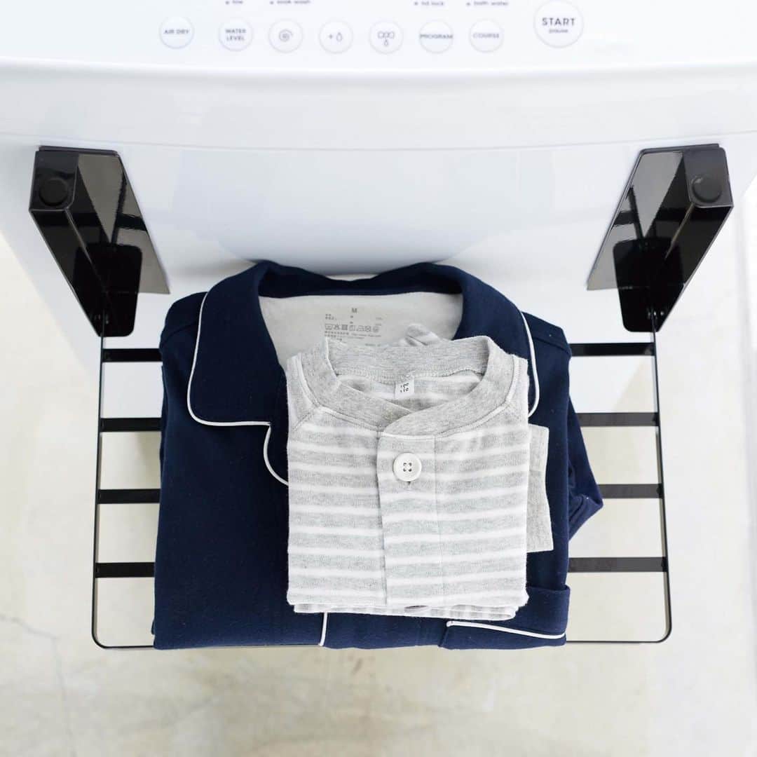 yamazaki_japanさんのインスタグラム写真 - (yamazaki_japanInstagram)「お風呂あがりの一時置きに便利！「洗濯機横マグネット折り畳み棚 タワー」のご紹介です。 . マグネットで洗濯機の正面や側面に簡単取付！ つい洗濯機の上に置いてしまう、お風呂上りに使いたいバスタオルや着替えを一時置きできる便利な棚です◎ . 曲面にも貼り付けられる構造になっているので、湾曲した洗濯機の正面にも貼り付けられます。 使わない時は折りたたんで、奥行約4cmになるスリム設計で、邪魔になりません。 . ■SIZE：　約W41×D27×H25.5cm　(収納時約W41×D4×H25.5cm)　■耐荷重　約1.5kg . --------------------------------- 山崎実業のコラムサイト「Simple Life Lab.」も運営中◎ 暮らしのアイデアや、漫画ヤマクマちゃんなど様々なコンテンツが掲載されています。 是非ご覧ください。 https://www.yamajitsu.co.jp/lab/ --------------------------------- . #home#tower#ランドリー#ランドリー収納#折り畳み棚#洗濯機#洗濯機横収納#ランドリースペース#お風呂#バスルーム#バスタイム#暮らし#丁寧な暮らし#シンプルライフ#おうち#北欧雑貨#北欧インテリア#シンプル#モダン#便利#おしゃれ #雑貨 #yamazaki #山崎実業」7月3日 17時01分 - yamazaki.home.channel