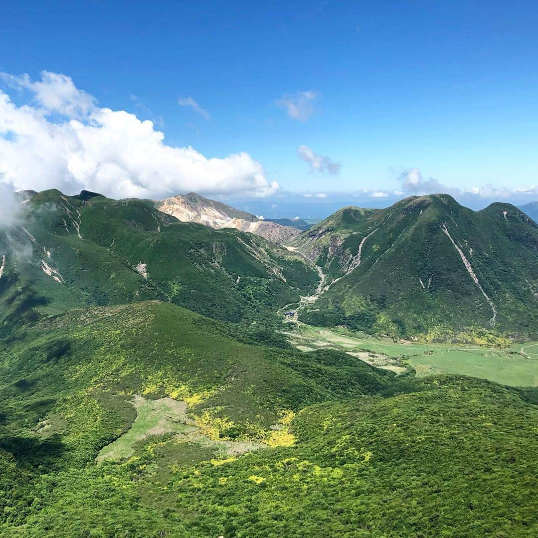 九州電力さんのインスタグラム写真 - (九州電力Instagram)「くじゅう連山のひとつ大船山から、雄大な景色を眺めて⛰️⁣ .⁣ 大船山山頂からは、山々に囲まれた #坊ガツル湿原 を一望できますよ🍃⁣ .⁣ 九電みらい財団では、坊ガツル湿原を守る様々な活動を行っています🌱詳しくは、@kyudenmiraizaidan HPをご覧ください。⁣ .⁣ 写真提供：@mako24rin17⁣ .⁣ 📍坊ガツル⁣ .⁣ ※写真は過去に撮影されたものです。⁣ 気兼ねなくお出かけできる日が来るまで、お届けする九州の風景が、皆さまの元気や癒しになれば幸いです🍀⁣ 九電グループでは、「あしたプロジェクト～あしたを、しんじて、たすけあおう〜」を展開しています。詳しくは、HPをご覧ください✨⁣ .⁣ #九電 #kyuden #九電みらい財団 #九州の灯り #九州ぐらむ #広がり同盟 #九州旅行 #九州 #九州愛 #kyushu #大分 #おおいた #おんせん県 #oitacameraclub #くじゅう #くじゅう連山 #大船山 #三俣山 #坊ガツル #くじゅうの良さを広め隊 #私の山フォト #山スタグラム #山岳写真 #景色最高 #日本の絶景 #お写んぽ #おうちで旅行気分 #おうち時間 #あしたプロジェクト」7月3日 17時01分 - kyuden_official