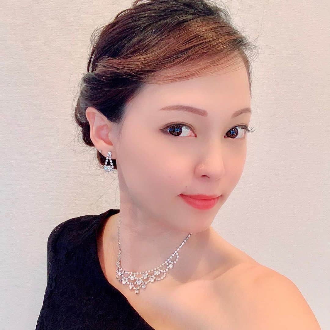 HIROMINのインスタグラム：「. . * ੈ✩‧₊˚* ੈ✩‧₊˚* ੈ✩‧₊˚* ੈ✩‧₊˚* ੈ✩‧₊˚* . 2020.6.30 シャイニングスター最終日 黒のドレスにて配信👗 . 公式配信で 『大人っぽくてクラシカルな方ですね』 と紹介されていたそう(笑) . 来てくださった皆様 ありがとうございました💓 . . * ੈ✩‧₊˚* ੈ✩‧₊˚* ੈ✩‧₊˚* ੈ✩‧₊˚* ੈ✩‧₊˚*  . . #シャイニングスター  #17live #17ライブ #17ライバー #イチナナ #ライブ配信 #リアルタイム #面白い #楽しい #🌸🐨🧀 #17ひろみん #アムラー #アムライバー #enjoy #smile #happy #life #good #girl #instalife #instapic #instaphoto #instagood #igers #followme」