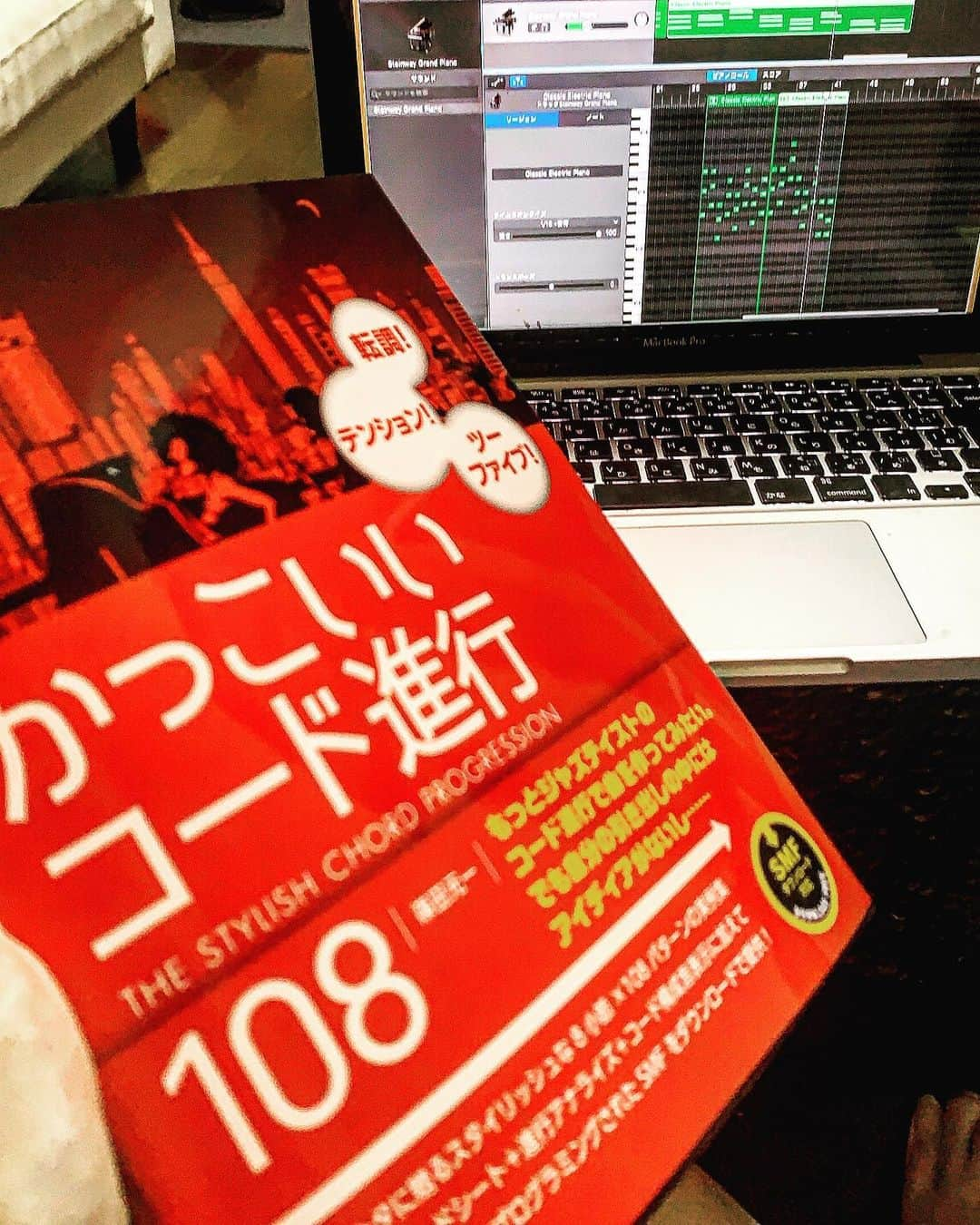 Metisさんのインスタグラム写真 - (MetisInstagram)「新しいブルーライトカットメガネを買ってきて昨日はコード練習を勉強しておりました。主にセブンスコードと呼ばれる普通の三和音に一個音増える四和音。やってみたらシャレオツな音色で梅雨にぴったりでやんす。今日も練習。  Metis  #梅雨#コード練習#ピアノ#楽器#教科書#楽しい#どんどん吸収#雨#しゃれおつ#メロディ#勉強#作詞作曲#シンガーソングライター#metis #jazz#読書#book#お家時間」7月3日 17時02分 - metis_0328