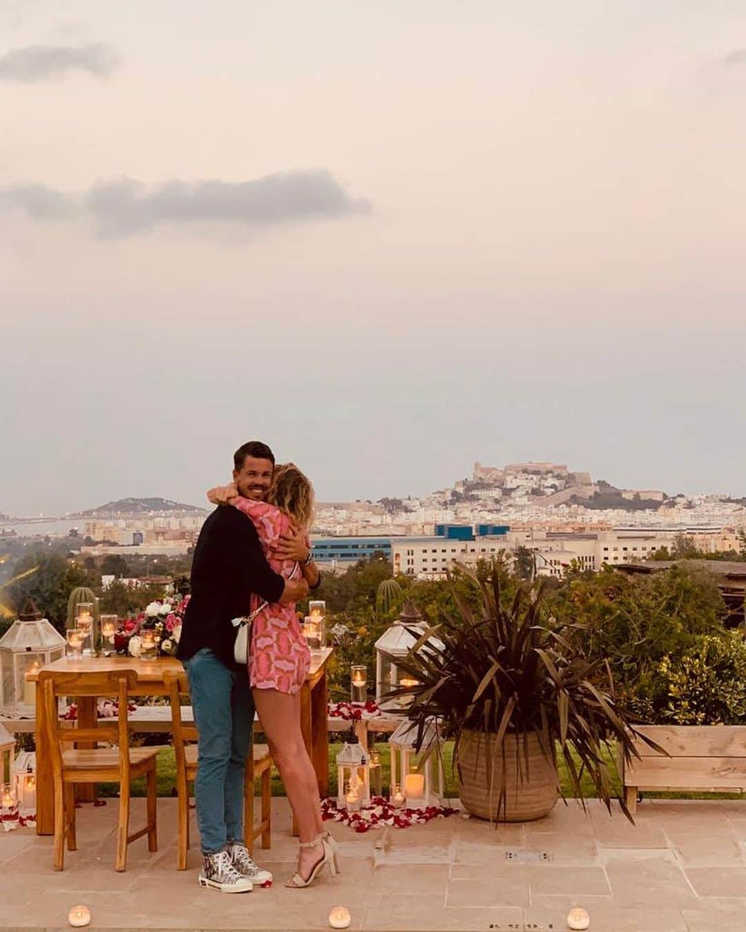 マルコ・ファン・ヒンケルのインスタグラム：「SHE SAID YES ❤️😍💍」