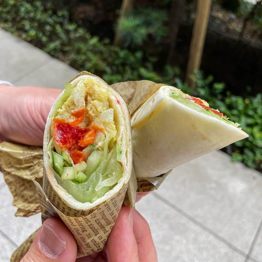 Courtyard by Marriott Tokyoのインスタグラム：「来週の新しいテイクアウトランチ！ チョップドサラダ + 新鮮野菜のスムージーが入った豪華ヘルシーランチセット！1,000円 税込  A　ポークシチューのワッフルサンド　－＞ （ポーク好きな方） B　鱈のカレー風味のトルティーヤ　 －＞ （鱈とカレー好きな方） C　タンドリーチキンのピタサンド　 －＞ （チキン好きな方）  Next weeks new take out menu (All meals includes a fresh vegetable smoothie and chopped salad) :　1,000 Yen (Tax Included) A Pork Stew Waffle Sandwich (Pork lovers) 🍖  B Codfish Curry Tortilla (Raw fish & Curry Lovers) 🐟  C Tandoori Chicken Pita Sandwich (Chicken Lovers) 🍗    #自粛生活 #自粛 #自粛中の過ごし方 #自粛生活を楽しく過ごす #healthy #ヘルシーメニュー #丸の内ol #ヘルシー #減量 #野菜たっぷり #野菜 #野菜料理 #野菜スムージー #スムージー #東京駅 #京橋グルメ #京橋 #テイクアウト #テイクアウトランチ #東京 #丸の内 #ol」