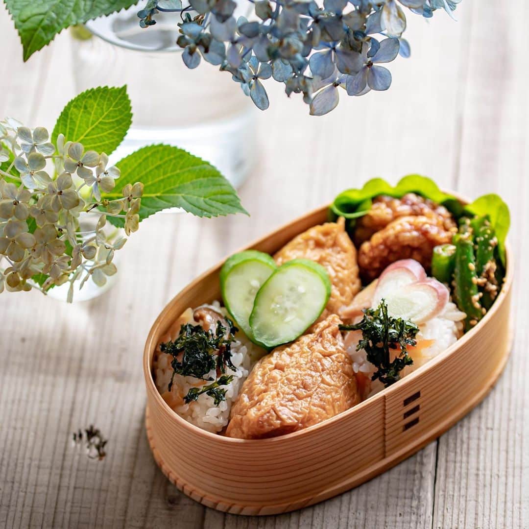 ひとみのインスタグラム：「#ゆる弁 ・ ・ 今日はお稲荷さん きゅうりと茗荷の糠漬け インゲンごま和え セブンのレンコンつくね ・ 長女の幼稚園弁当を作っていた頃に、懇談で担任の先生に 「いつも手作りのおかずで美味しそうだから、今日は何が入ってるの？と、みんなで娘ちゃんのお弁当を見てるんですよー！」 と言われて、手抜きをしてはいけない呪いにかかっていましたが、自分ひとりのお弁当だもの。 ゆるくていい。 セブンの冷食美味しいよ😂👌🏻 ・ 丁寧な暮らしに憧れたけれど、そもそもズボラなわたしには無理な話でした。 ・ 手抜きは悪い事じゃないんだよっていう優しい世界になりますように🥺✨ ・ ・ お稲荷さんに乗っけた海苔はもちろん @senoo_suisan の #幻紫菜　 美味しい🥰💓 ・ ・」