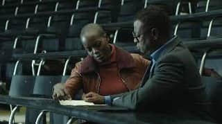 フローレンス・カサンバのインスタグラム：「Father and daughter. Henry Navar @jaymesbutler_official and Nique Navar #florencekasumba in the series Spides on SYFY」