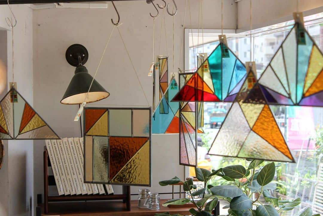 ACME Furnitureさんのインスタグラム写真 - (ACME FurnitureInstagram)「“DEBBIE BEAN” Stained glass at ACME Furniture Meguro st.  彼女の作り出すステンドガラスは全てハンドメイド。 色鮮やかな投影も魅力。  詳しくは @acme_furniture オフィシャルホームページ内、﻿ BLOGにてご紹介しております。﻿  Contact:ACME Furniture MEGURO st. TEL:03-5720-1071  @debbie.bean  #debbiebean  #acme_select」7月3日 17時22分 - acme_furniture