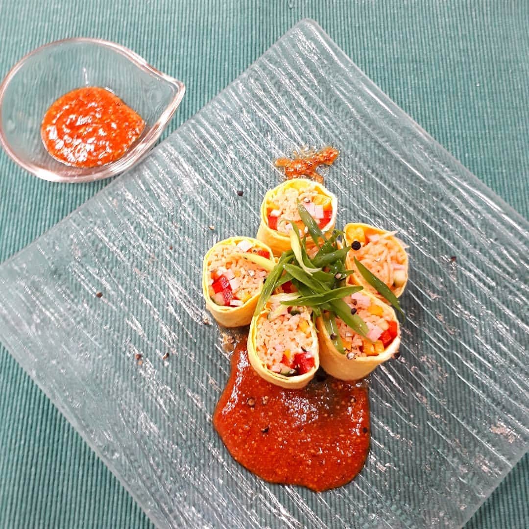 毎日放送「ちちんぷいぷい」のインスタグラム：「✱ 金曜キッチン プロにわがまま  ムチャムーチョ🌵🍴 ・ ‪7月3日☀️ 本日のムチャブリは、 “パクパク食べられる すすらないソーメン料理！！” ・ 松下先生が『そうめんたまご春巻き』‬で ムチャブリを解決💡 ✱ ー材料(２人分)ー ・ そうめん・・・２束 ハム・・・３枚 きゅうり・・・２０ｇ にんじん・・・２０ｇ 赤・黄パプリカ・・・各１／４個 たまご・・・３個 万能ネギ・・・適量 粗挽き黒コショウ・・・適量 オリーブオイル・・・適量 ・ ＜☆＞ ケチャップ・・・６０ｇ 豆板醤・・・小さじ１／３ 粉チーズ・・・１０ｇ 和風だし・・・２０ｃｃ オリーブオイル・・・大さじ１ 粒マスタード・・・１０ｇ ✱ ー下準備ー Ａ．ハムは５ｍｍ幅の細切り、ネギは、斜め切りにする。  Ｂ．にんじん、きゅうり、パプリカは５ｍｍ幅の細切りにし一度水にさらして水分をよく切る。  Ｃ．☆を合わせる。  Ｄ．たまごはボウルに割りコシを切るようによく混ぜ合わせる。  ー作り方ー ①熱したフライパンにオリーブオイルをひき、たまご少量を流し入れ周りが剥がれてきたらひっくり返し薄焼きたまごを作る。  ②そうめんを袋表示通りに茹で、ザルに移し氷水で冷やしよく水分をきる。  ③そうめんをボウルに移しハム、Ｂ、☆を少量加え絡ませる。  ④薄焼きたまごに③を１／３のせて巻き、マヨネーズでとめる。  ⑤これを食べやすい大きさに切り、皿に盛り、ネギ、黒コショウ、オリーブオイルをかけソースを添える。 ✱ https://www.mbs.jp/puipui/pm_kitchen/2020/07/03.shtml」