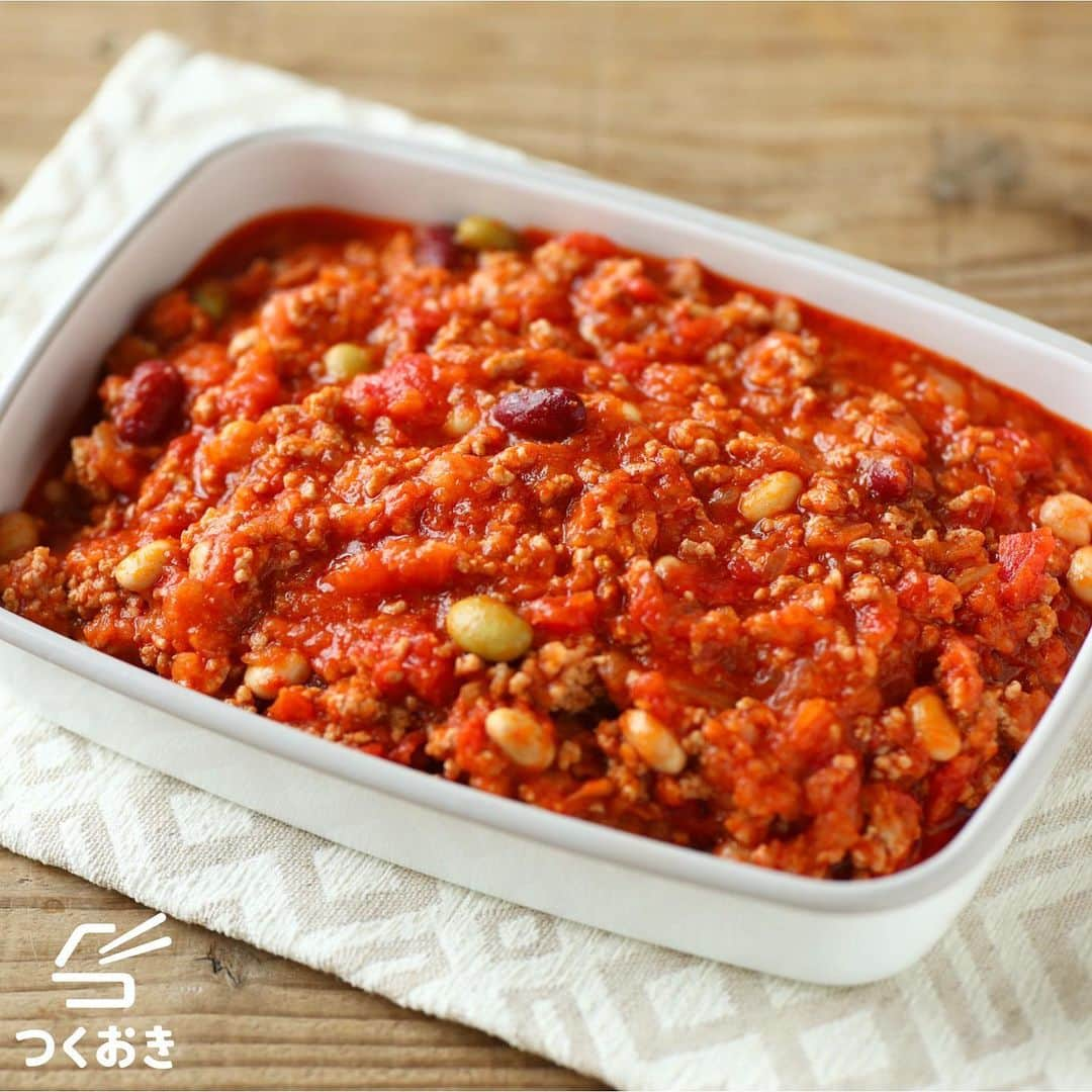 つくおきさんのインスタグラム写真 - (つくおきInstagram)「. 「チリコンカン」です🥄 . ひき肉とお豆をトマトとスパイスで煮込んだ、ポピュラーなアメリカ料理です。エスニックな風味がたまらなく良い！✨ スーパーで買えるスパイスで作れるので、今までこういった系統を作ったことがない方も、この機会にぜひ！😃 . 詳しいレシピはレシピサイト『つくおき』をご覧ください。調理のコツなども書いています。 https://cookien.com/ 🔗ストーリーからもレシピ見られます！ . 調理時間：40分 冷蔵保存：5日 レシピID：6829 弁当：◯ 冷凍：◯ ※つくおきサイト内の検索ウインドウでレシピIDを入力すると、レシピを直接ご覧になれます。 . プロフィールにホームページへ飛ぶリンクあります。 エラーになる場合は、GoogleやYahoo!で「つくおき」と検索してみてください👍🏻 . 作り置きその他の疑問は、サイト内のメニューにある「よくあるご質問」や「作り置きのコツ」などをご覧ください。 . #つくおき #作り置き #作りおき #つくりおき #常備菜 #チリコンカン #おかず #料理 #おうちごはん #レシピ #美味しい #アメリカ料理 #今日のご飯 #晩ごはん #スパイス #簡単レシピ #夕飯 #お昼ごはん #自炊 #トマト缶 #手料理 #家庭料理 #豚肉 #エスニック」7月3日 17時19分 - tsukuoki