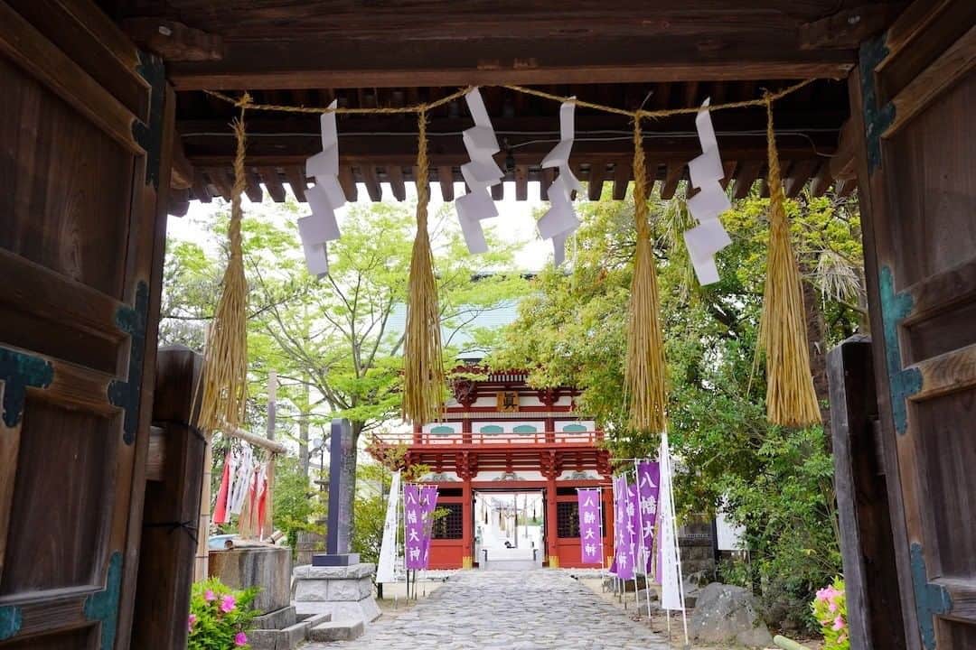 福島県さんのインスタグラム写真 - (福島県Instagram)「【お参りの帰りに】  江戸時代の立派な楼門。来る時は緊張して通ったはずなのに、帰りは優しく見送ってくれる気がします。まるで、みんなの祈りを知っている門番のようです。  #飯野八幡宮 #いわき市 #いわき地方 #福島県 #iwakicity #fukushima  #traveljapan #futurefromfukushima  #ふくしまからはじめよう #新しい生活様式からはじめよう」7月3日 17時20分 - realize_fukushima