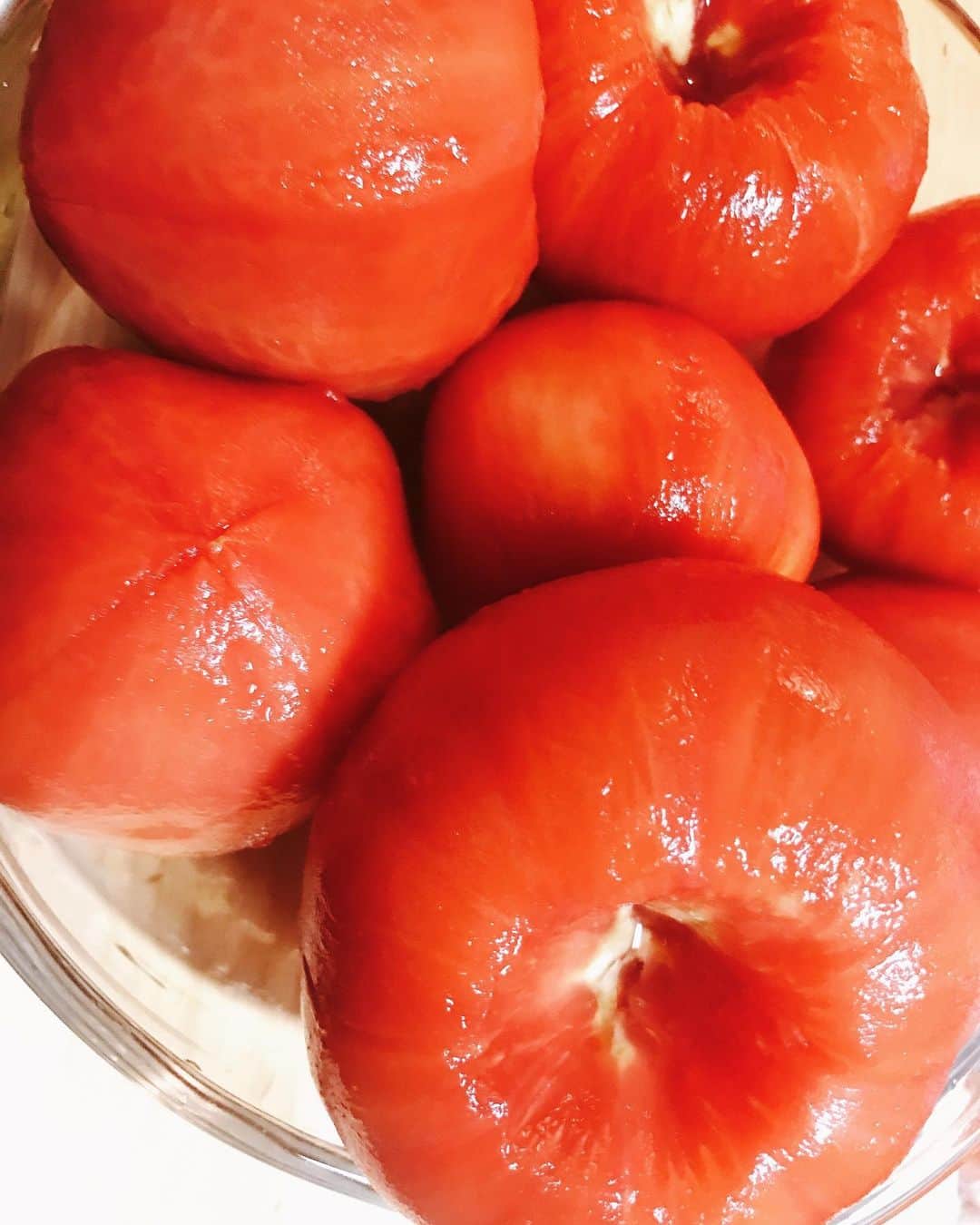 大石参月さんのインスタグラム写真 - (大石参月Instagram)「大量のトマトさんをトマトソースに(・∀・)🍅 トマトの皮むきがクセになるぅー ニンニク、玉ねぎ、コンソメ、白ワイン、塩、ブラックペッパー、少し砂糖を入れて コトコトコトコトコトコト… さーて美味しくできるかなー(ﾟ∀ﾟ)  #初めてのトマトソース作り #今日はお肉焼いてこの子で味付けする予定 #大石参月」7月3日 17時25分 - ohishi_mitsuki