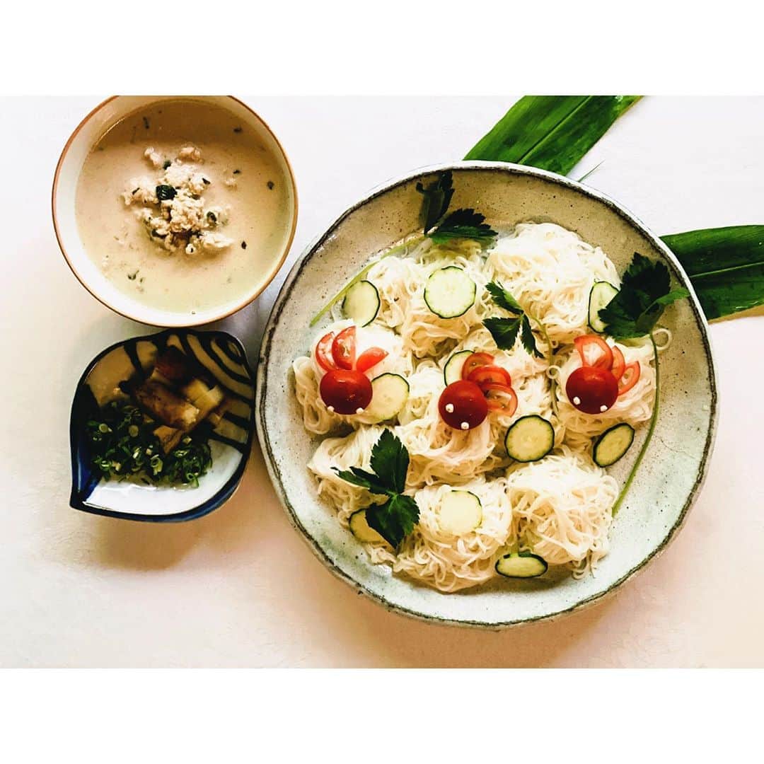 内田朝陽さんのインスタグラム写真 - (内田朝陽Instagram)「バジルチキンお素麺　焼きナス添え ・ マデュロで紹介する夏のメニュー。レシピや作り方は雑誌で詳しく説明してます。めちゃくちゃ美味しいです。 ・ 栄養素もなかなかいい感じです。 ・ 以下、管理栄養士 @mikichon_chon さんに伺った栄養メモ ・  素麺にバジルチキン、茄子などの夏野菜を加えることで栄養的にもバランスが良くなっています。  今回は、バジルと茄子の話  バジルはリラックス効果のある香りだけでなく、意外と栄養成分も幅広く含まれています。鉄やカルシウムなどのミネラル、ビタミンAやKなどのビタミン類を含むので健康にもいいんです◎  茄子には利尿作用のあるカリウムや整腸作用のある食物繊維が含まれています。汗をかきやすい夏は体が塩分を欲しますが、そんなときにカリウムをとることで体内の塩濃度をコントロールしてくれます。茄子には葉酸も含まれているので貧血気味の方や妊婦さんにもオススメですよ。  #バジル　#チキン　#とりひき肉　#鶏むね　#ココナッツミルク　#maduromagazine #レシピ　#そうめん　#夏メニュー　#雑誌　#マデュロ #ナス　#なす　#なす料理　#素麺」7月3日 17時25分 - asahi_uchida