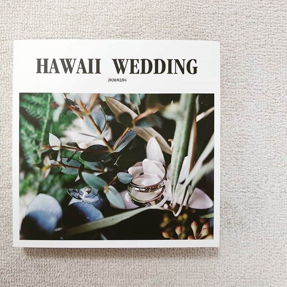 Photobackさんのインスタグラム写真 - (PhotobackInstagram)「本日ご紹介するのは、 𝐄𝐑𝐈𝐊𝐀 (@eri.eri0204)さまの作品👰 ハワイで撮影した表紙から とってもおしゃれな ウェディングアルバムです❣️ . 『自分達のお気に入り写真集を つくりたかったことと、 ハワイで二人挙式だったため、 家族にハワイ挙式の写真を 見せたくひとつの アルバムにまとめたかったのが きっかけです☺️ . また、地元が遠方なので、 持ち運びできる 大きさなのも良かったです♡』 と、𝐄𝐑𝐈𝐊𝐀 (@eri.eri0204)さま🎉 . お写真2枚目の 中面のお写真を 見てみると、 ファッションブランドの ルックブックのような おしゃれなレイアウト、 お写真が並んでいます💐 . ストーリー性を もたせるのも◎ですが、 自分たちの好きなものを 詰め込んだ表現方法も 個性が出て とってもいいですね🥰 他の中面のお写真も 気になりますね🦄 . 今回の作品では PhotobackのFOLIOが 使われています🍀 しっかりとしたケースが ついたこちらのアルバムは 𝐄𝐑𝐈𝐊𝐀 (@eri.eri0204)さまのように ご家族のもとに持ち運んだり するときにも安心なつくりに なっています📸 家族でアルバムを囲むのも 楽しみの一つですよね🔖 . 𝐄𝐑𝐈𝐊𝐀 (@eri.eri0204)さま、 今回は素敵な作品を ありがとうございました🙌 . #photoback #フォトバック #フォトアルバム #フォトブック #アルバム #photo #写真 #photoback作品紹介2020 #FOLIO #思い出 #結婚式 #結婚 #前撮り #ブライダル #花嫁 #卒花 #ウェディング #ウェディングフォト #前撮り #フォトツアー #花嫁diy  #プレゼント #結婚アルバム #ハワイ」7月3日 17時26分 - photoback.jp