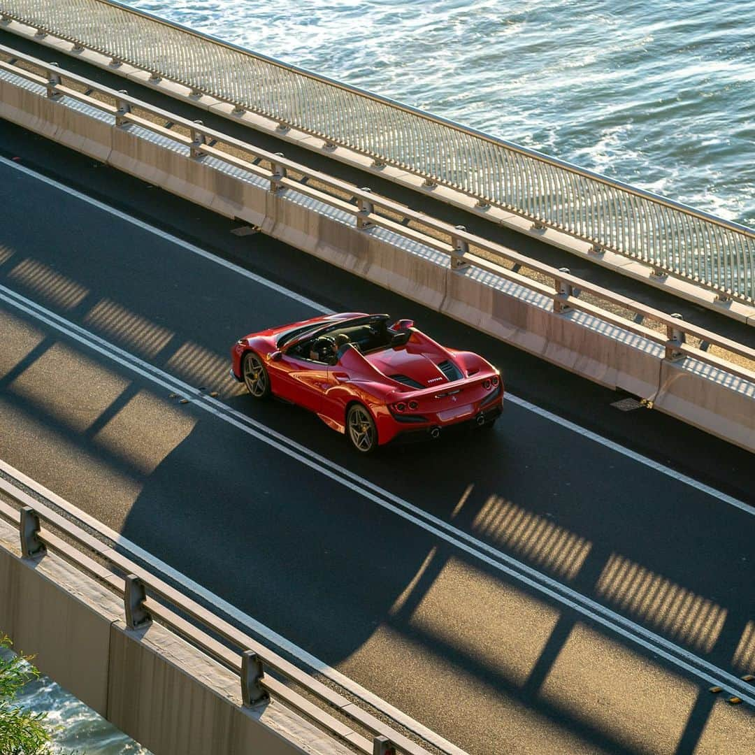 Ferrari Japanさんのインスタグラム写真 - (Ferrari JapanInstagram)「潮風を感じ、森の木々を聞く。オープンエアの愉悦 #FerrariF8Spider で。それは冒険と走りを堪能するために生まれた跳ね馬です。  お問い合わせについては、プロフィールのリンクをご覧ください。  #Ferrari #DrivingFerrari #CarsWithoutLimits #ItalianDesign #フェラーリ #F8スパイダー」7月3日 17時27分 - ferrarijpn