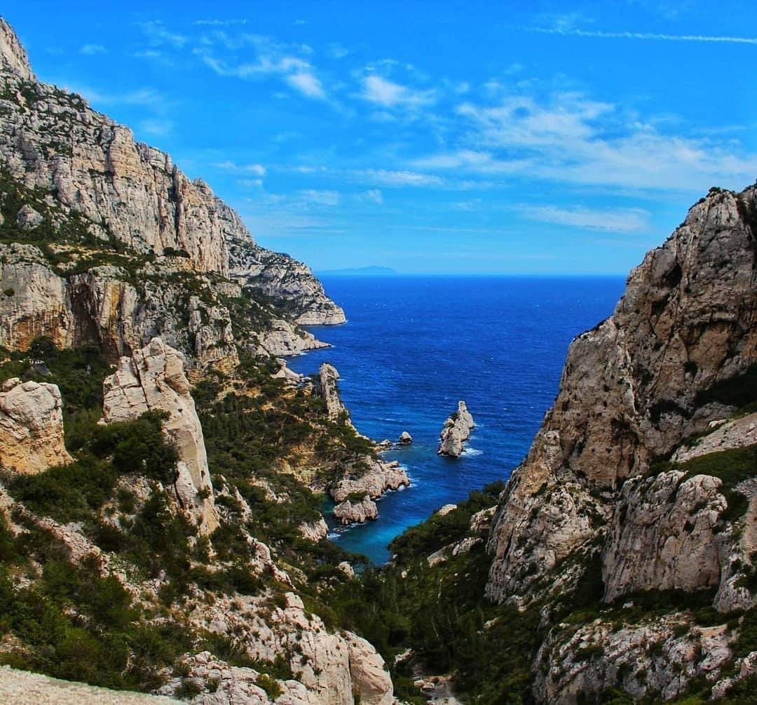 のインスタグラム：「Vue sur la Méditerranée, un petit coin de paradis.  View over the Mediteranean, a little corner of paradise.  📸: by @backpacker_launda  #AirFrance #travel #plane #Marseille #wanderlust」