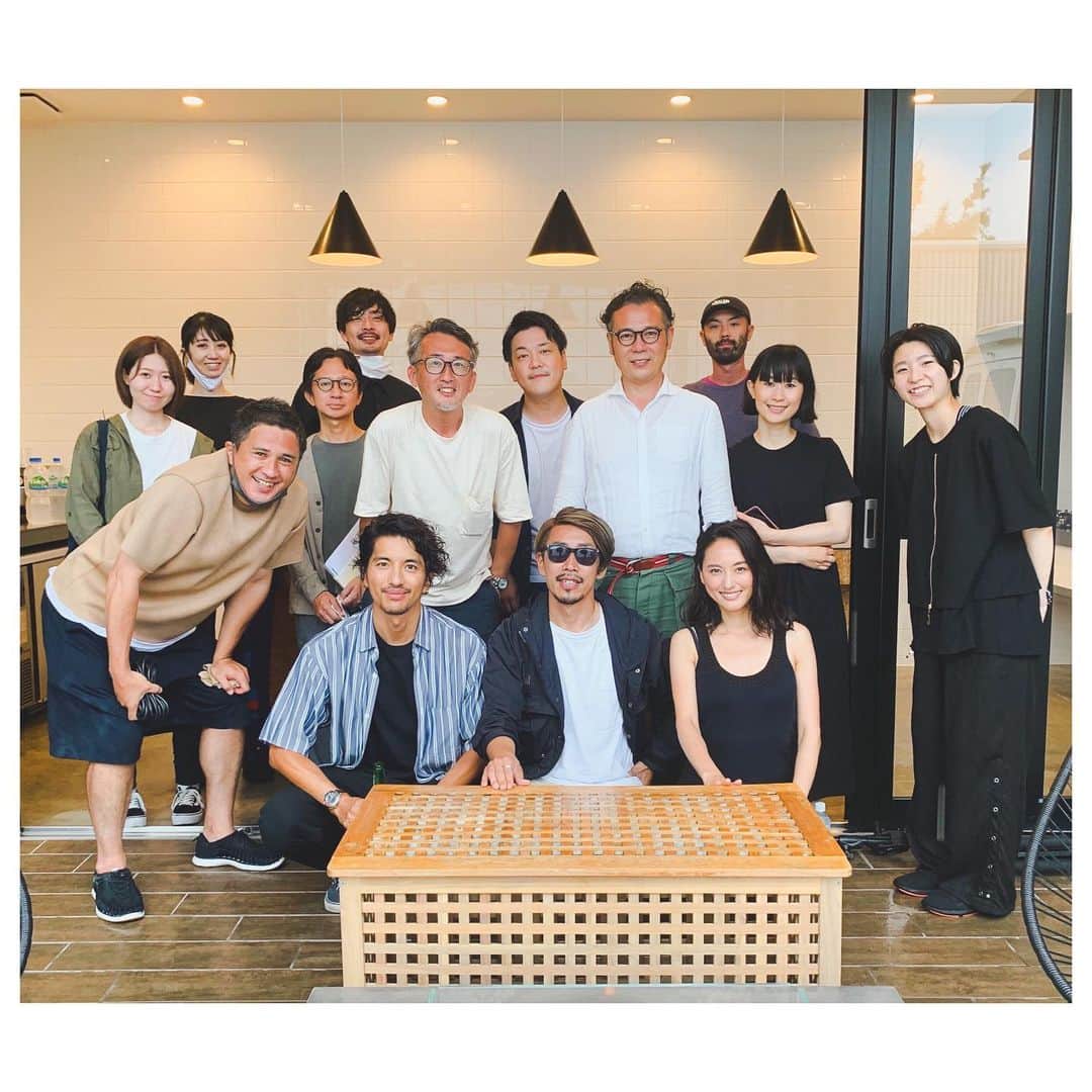 のインスタグラム：「Coming soon ﻿ ﻿ ﻿ 0を1に、1を2に…﻿ ﻿ それは凄く大変な作業なのは分かっている﻿ ﻿ だからこそ、そこに自分が居る以上﻿ 居る価値を最大限出したい﻿ ﻿ ﻿ ﻿ 良い人たちと出逢い、﻿ 良いチームと作りあげられる作品﻿ ﻿ そこには素直な気持ちで話せる関係性と﻿ リスペクトする気持ちが、﻿ 必ずあると思う﻿ ﻿ ﻿ 久しぶりに一緒出来た @sayakaogata も﻿ ありがとうねー😊﻿ ﻿ ﻿ 乞うご期待🤙🏿﻿ ﻿ #shooting #model #fashion #lifestyle #respect #pcycobunny ﻿ #撮影 #モデル #ファッション #ライフスタイル #サーファー #男性美容家 #ビーチツリー #大人カジュアルコーデ ﻿#クリクリパーマ  #再会 ﻿ #数年ぶりに﻿ #一緒したけど﻿ #さすがのひとこと﻿ #良いオーラで﻿ #happytime でした﻿ #信頼出来るチーム﻿」