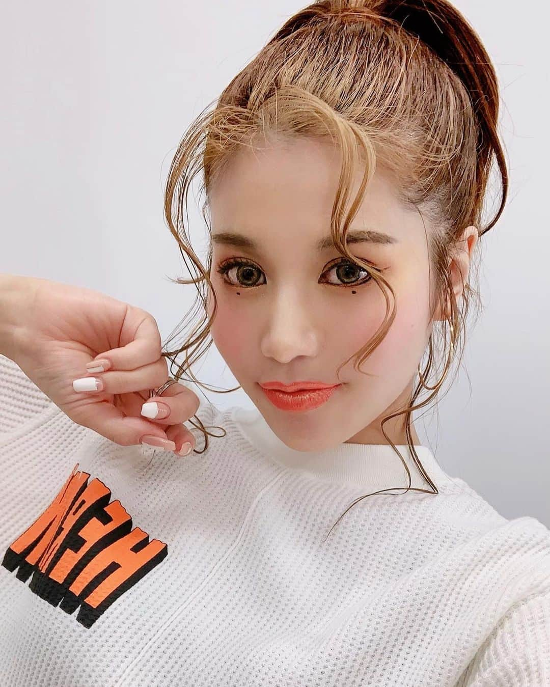 Yuriyaさんのインスタグラム写真 - (YuriyaInstagram)「久しぶりに派手メイクしたら、外国人感が強くなった🙋‍♀️🍊笑 こないだシオン先生 @sbc_shion.h のところで、またまた美容針をリピーター😋🎶 この引き締め感はこの美容針特有なのです✌️アンチエイジングや婦人系の相談はシオン先生おすすめです⭐️.  そしてマツエクも久しぶりにつけた💕いつも通り自分のお店 @michelle_omotesando だよん👀✨ #eyelashextensions #美容情報」7月3日 17時35分 - yuriya_michelle